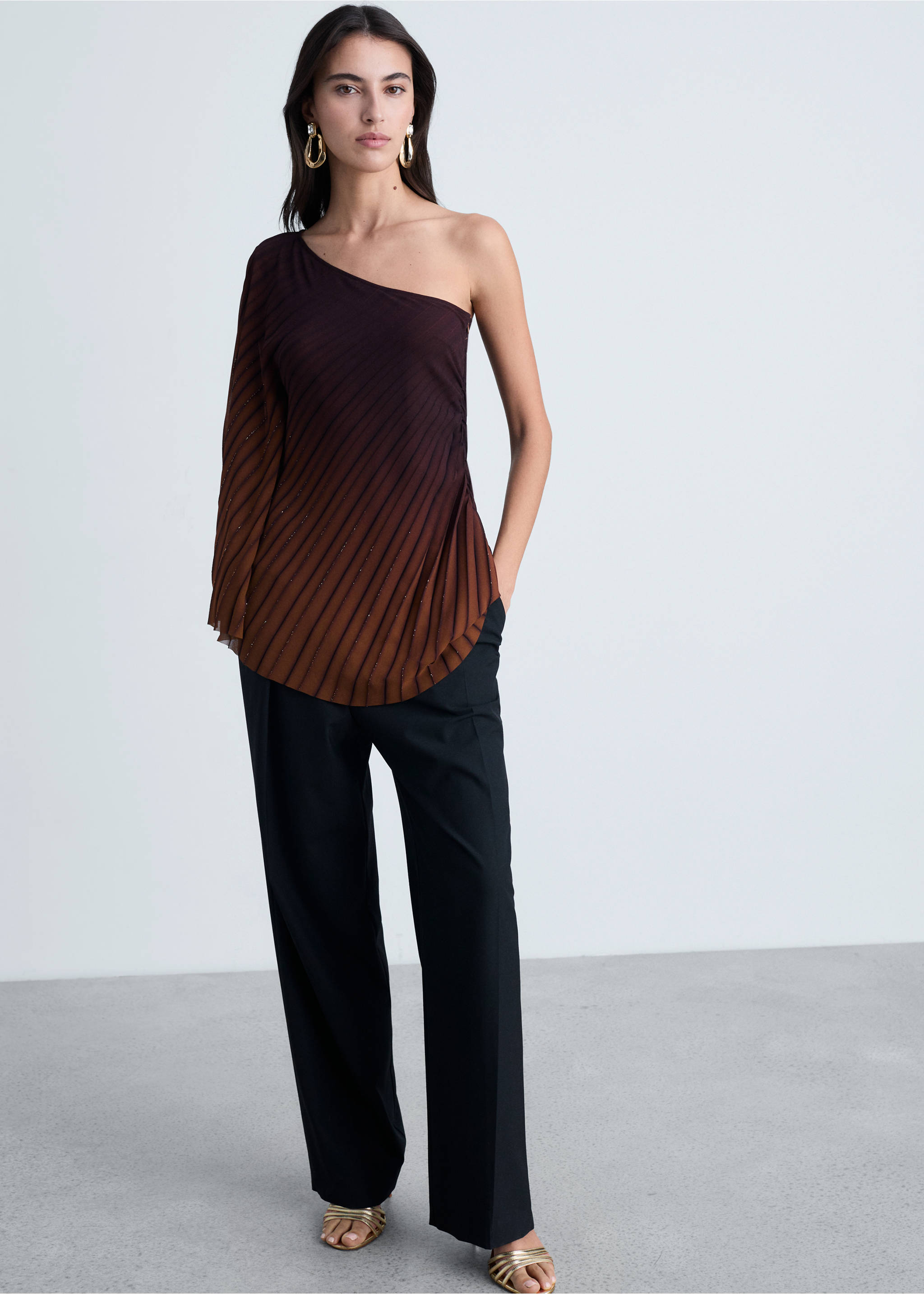 Asymmetrical pleated blouse - Details of the article 2, Coffee. Ref: 87044782-00.