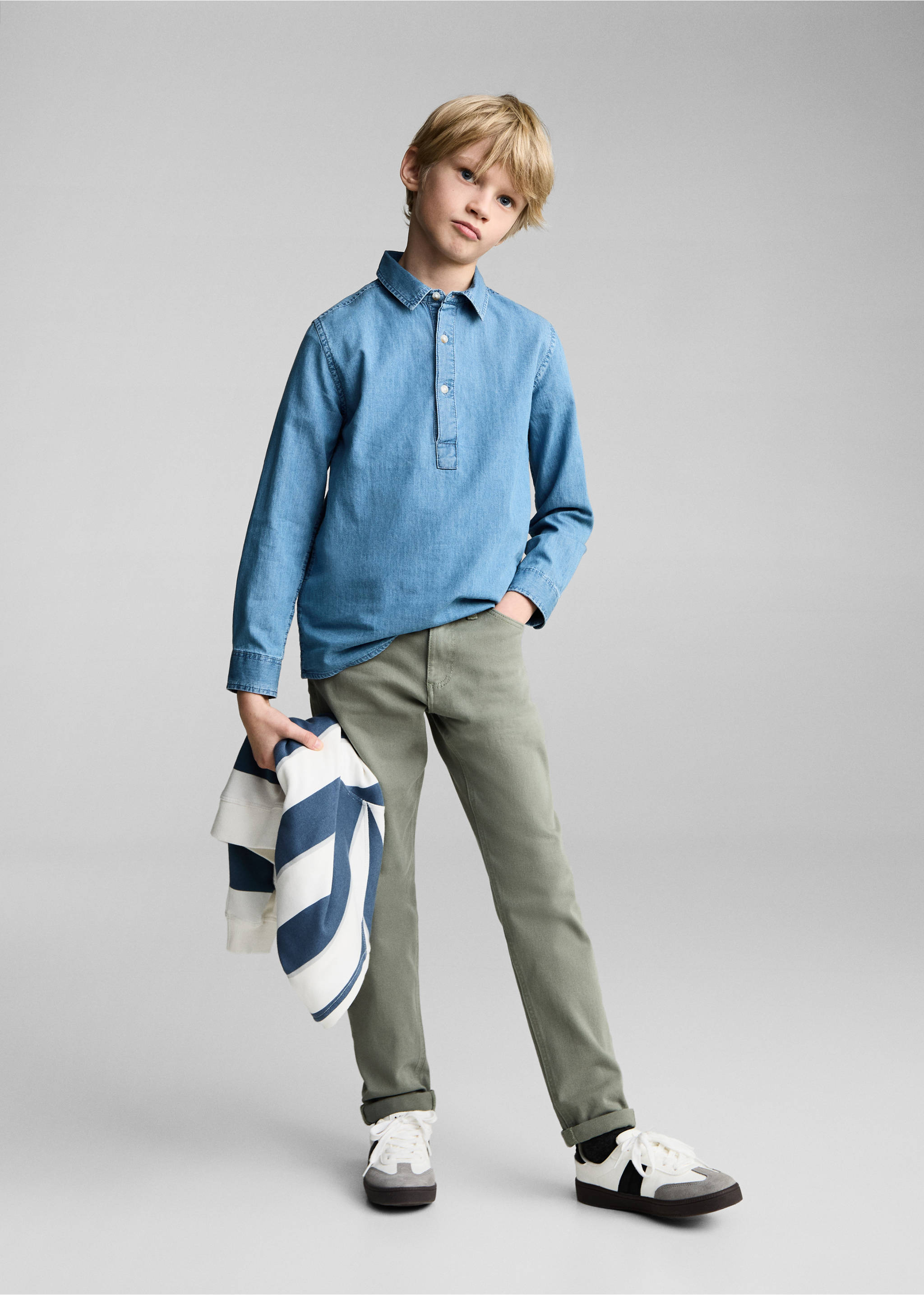 Jeanshemd mit Poloshirtkragen - Allgemeine Ansicht, Mittelblau. Ref: 87044783-00.