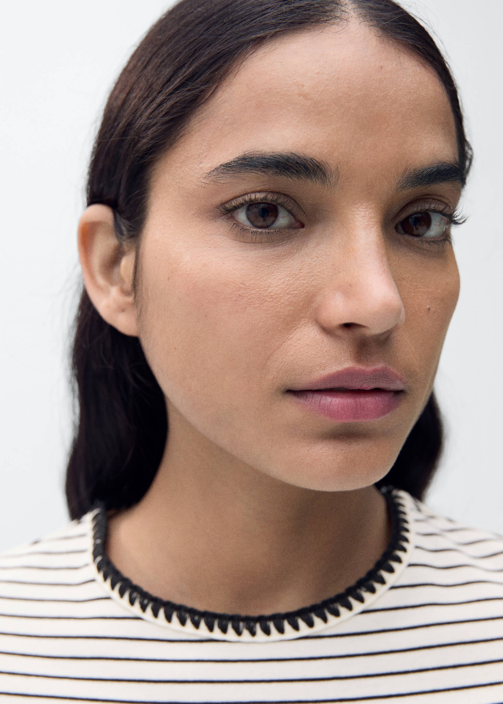 Cotton t-shirt with contrasting trim - Details of the article 1