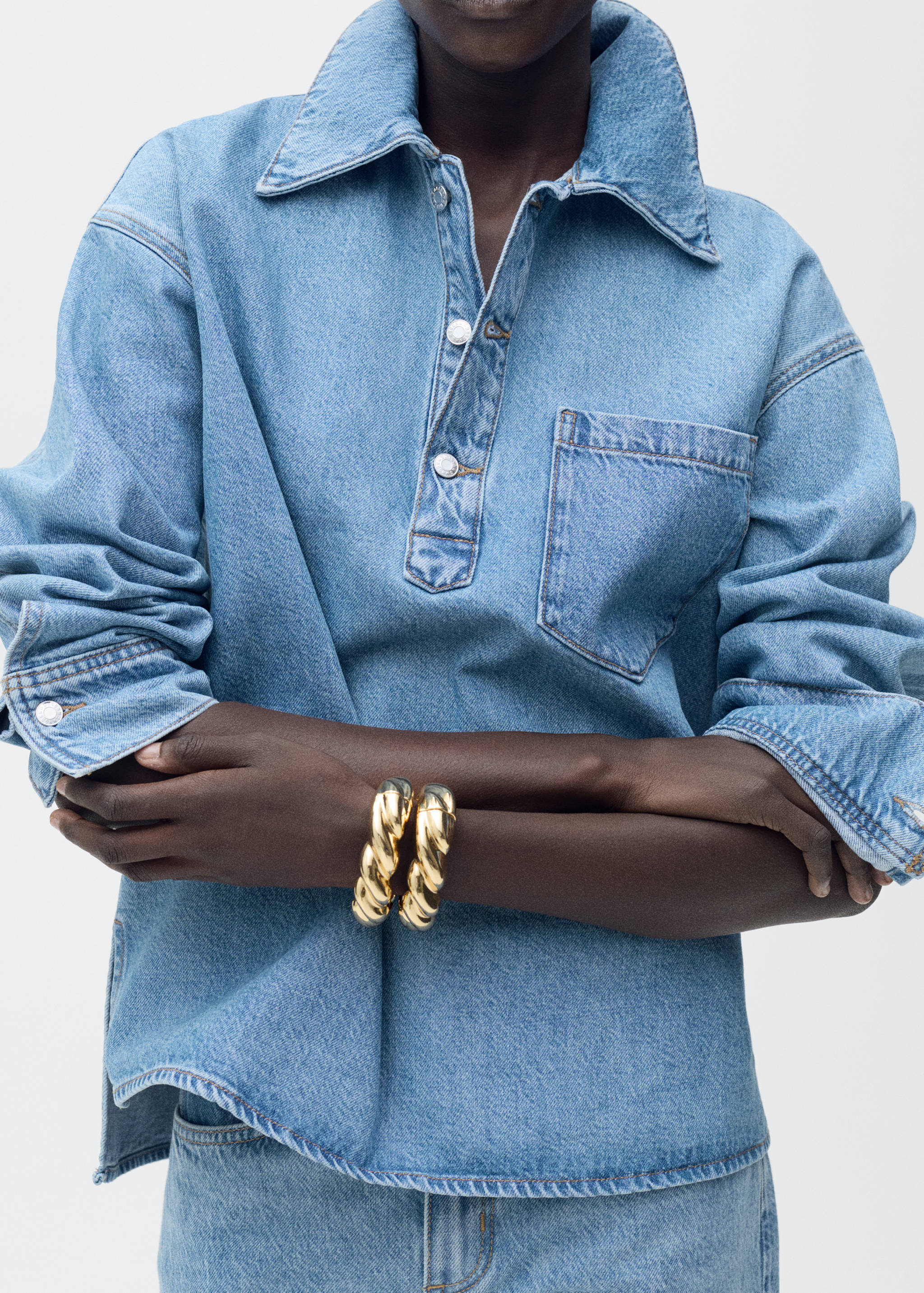 Blusa denim bolsillo - Plano medio