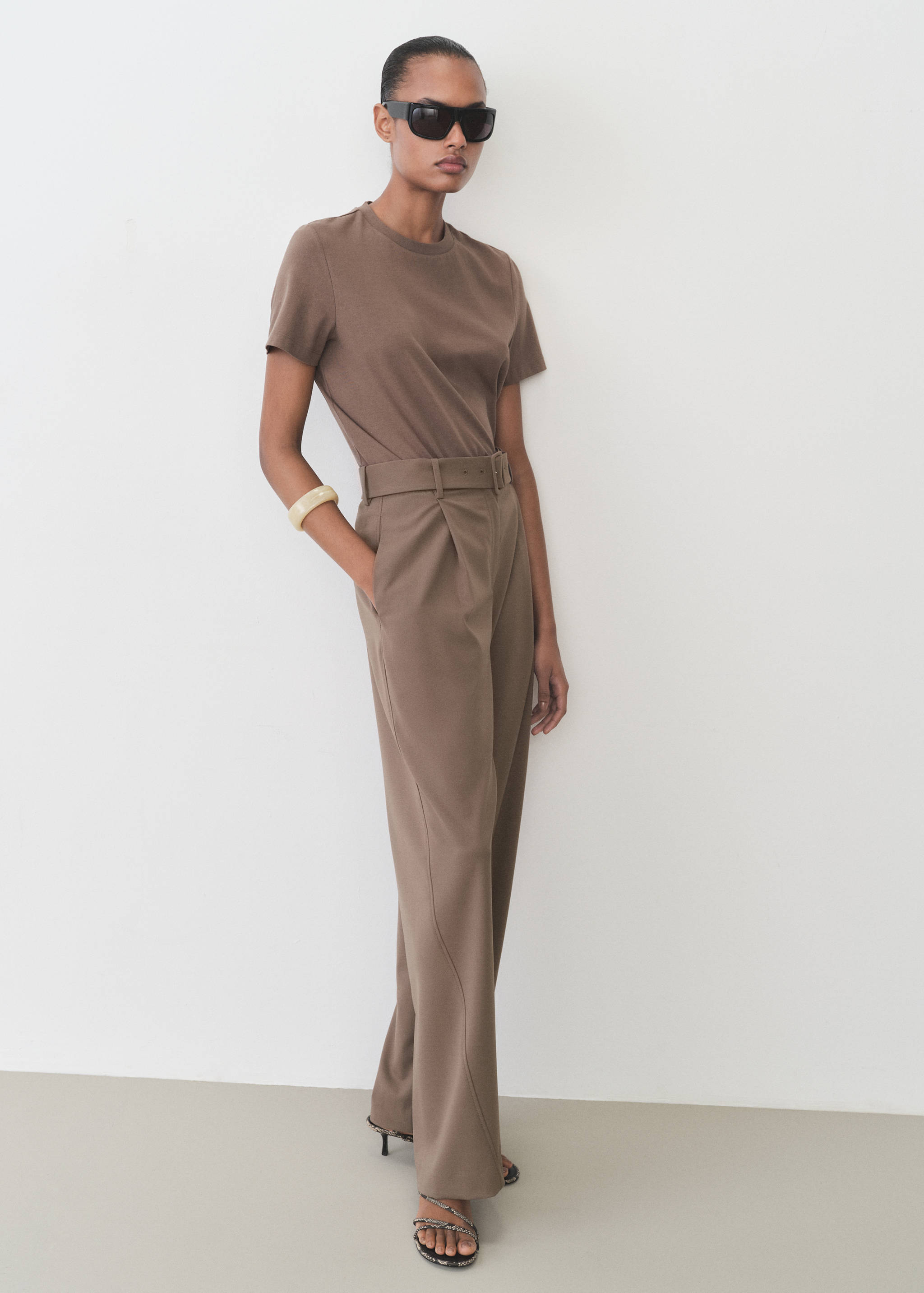 Pantalón recto cinturón - Plano general