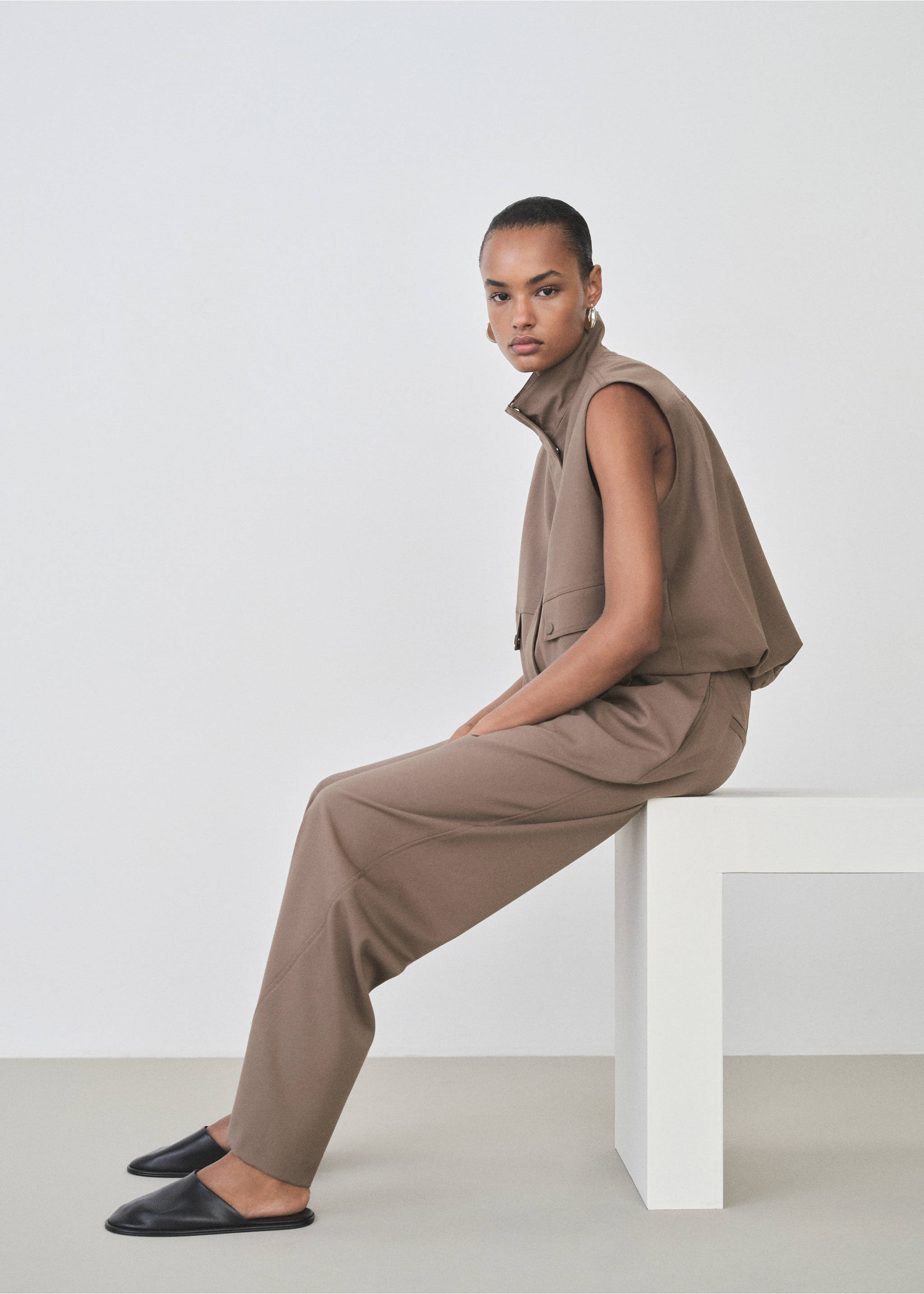 Belt straight-fit trousers - Details of the article 2, Medium Brown. Ref: 87045757-00.