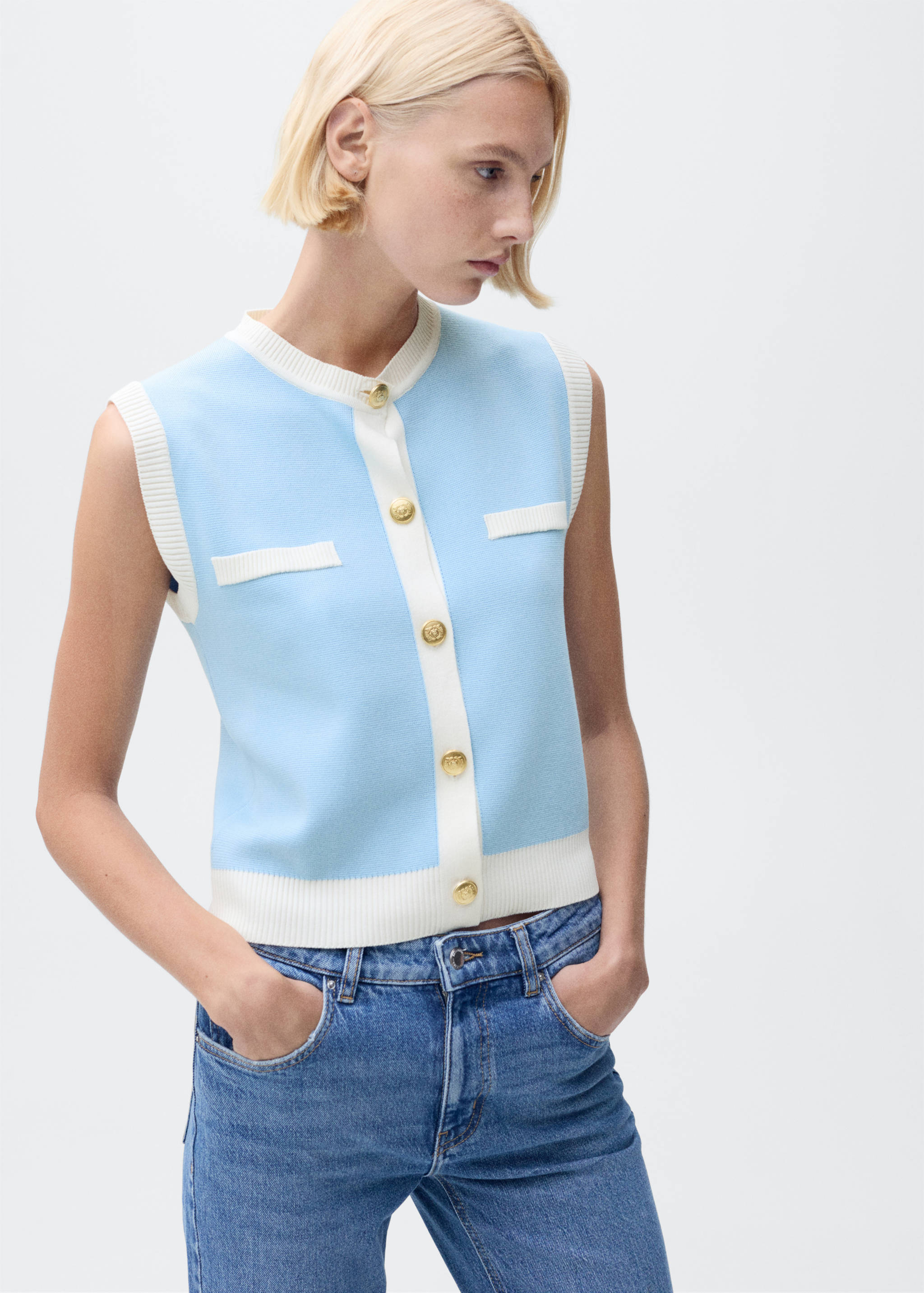 Gilet maille liserés contrastants - Plan moyen