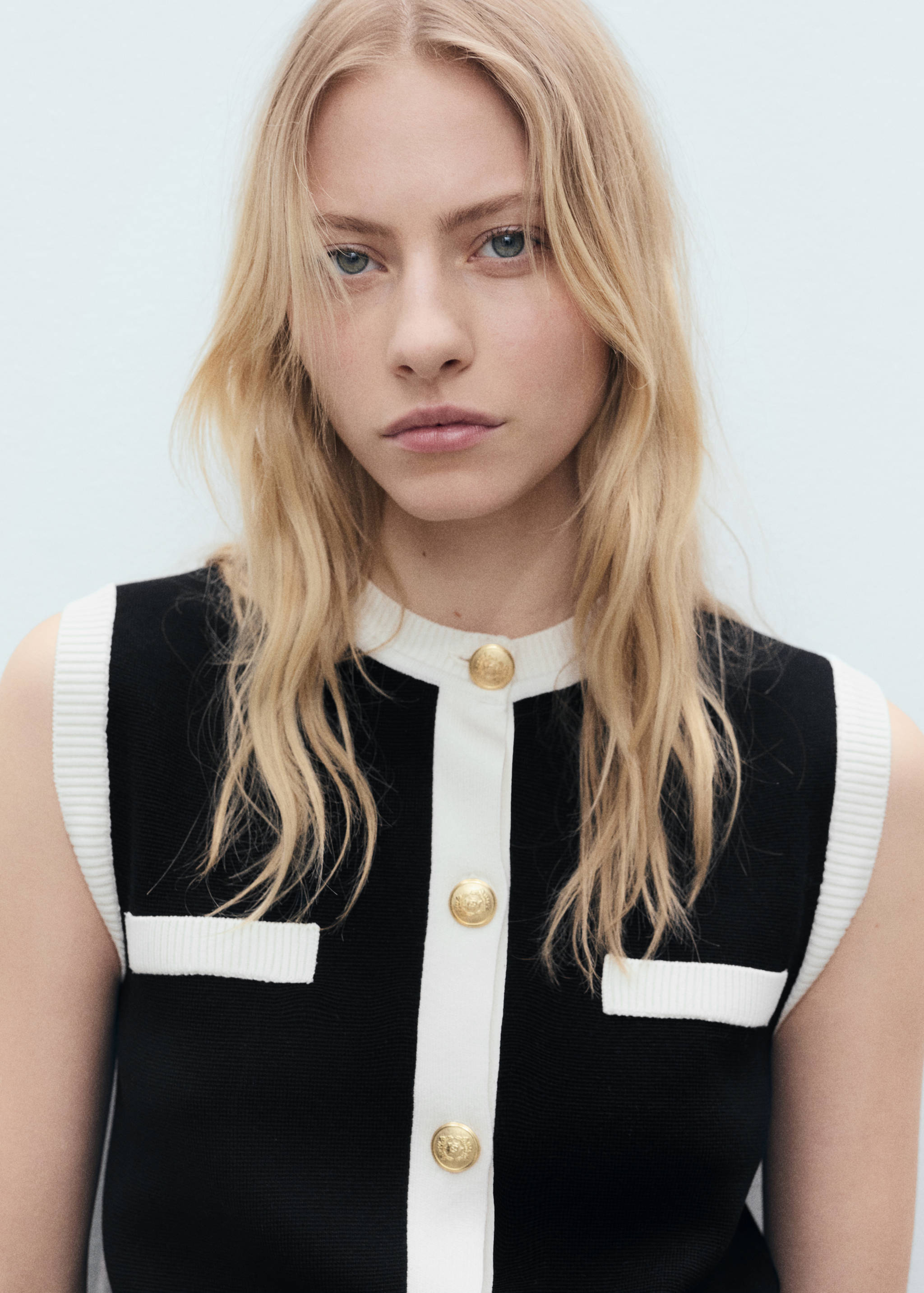 Gilet maille liserés contrastants - Plan moyen