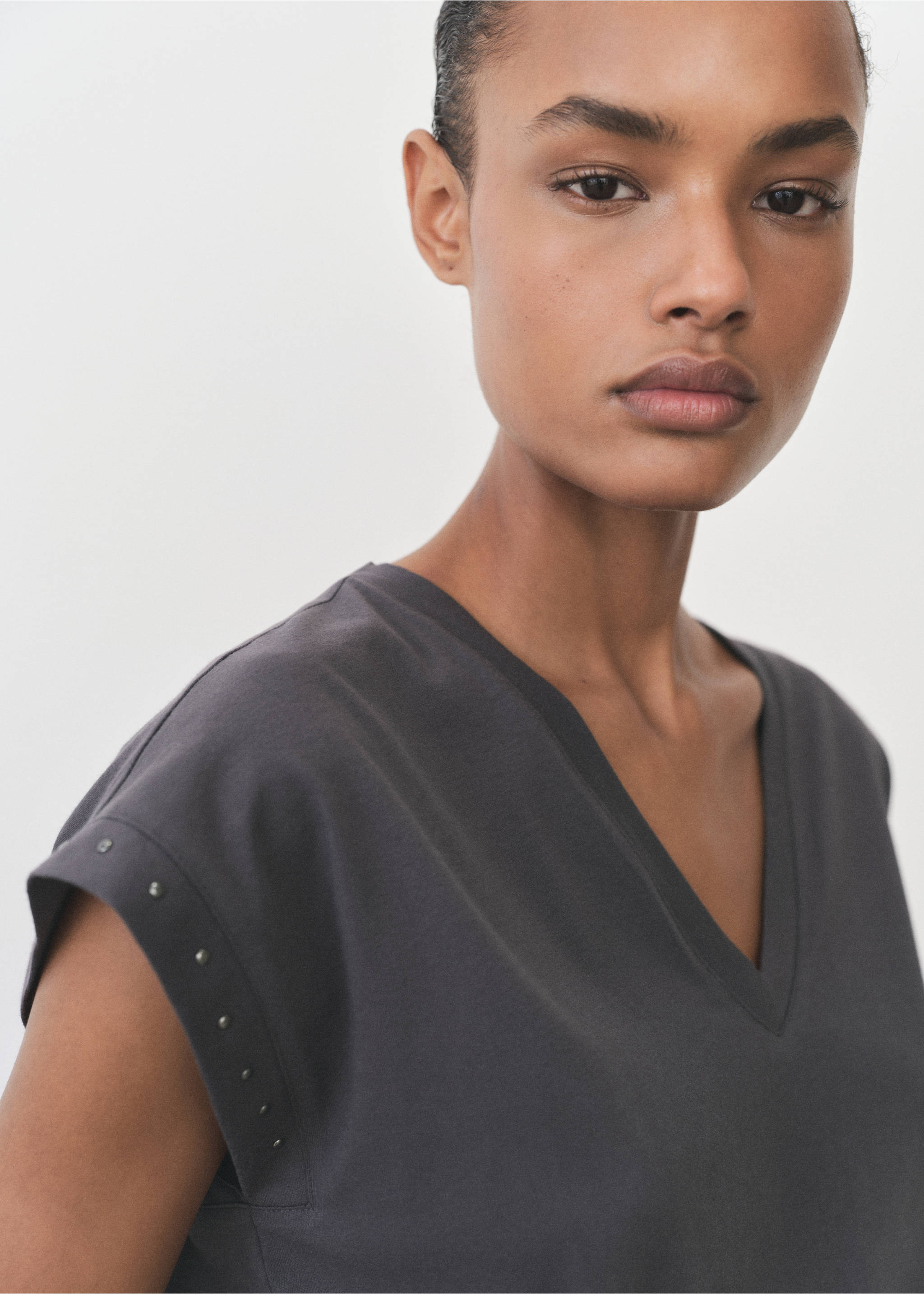 Studded V-neck t-shirt - Details of the article 1, Charcoal. Ref: 87045765-00.