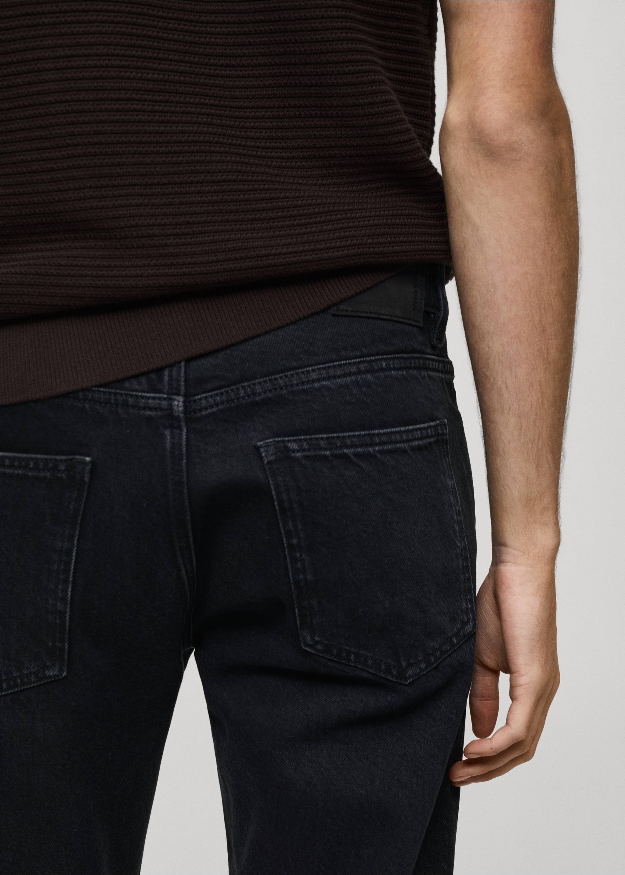 Cropped carrot-fit jeans - Details of the article 6, Black denim. Ref: 87045923-00.