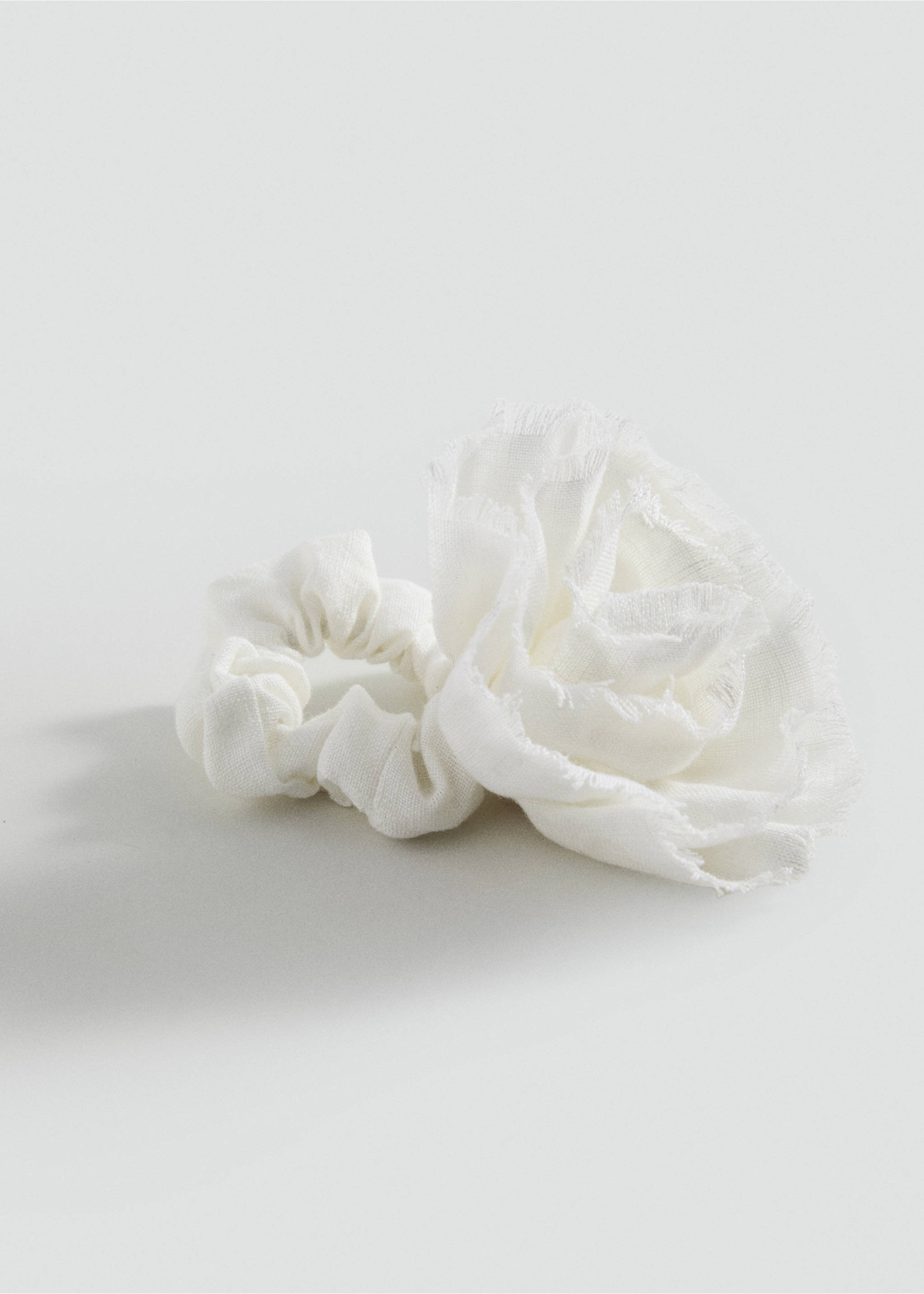 Linen flower scrunchie - Medium plane, Ecru. Ref: 87045931-00.