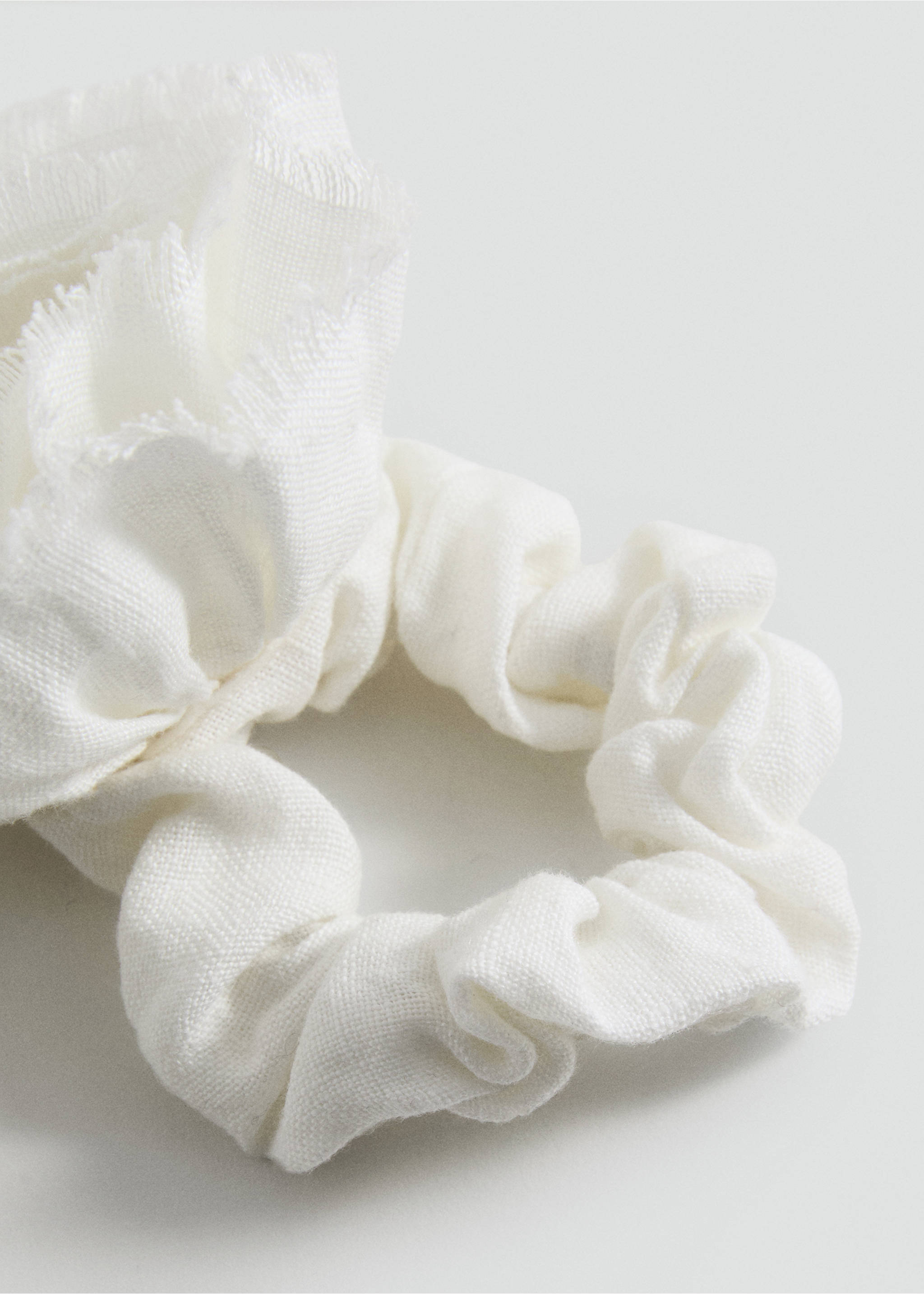 Linen flower scrunchie - Details of the article 1, Ecru. Ref: 87045931-00.