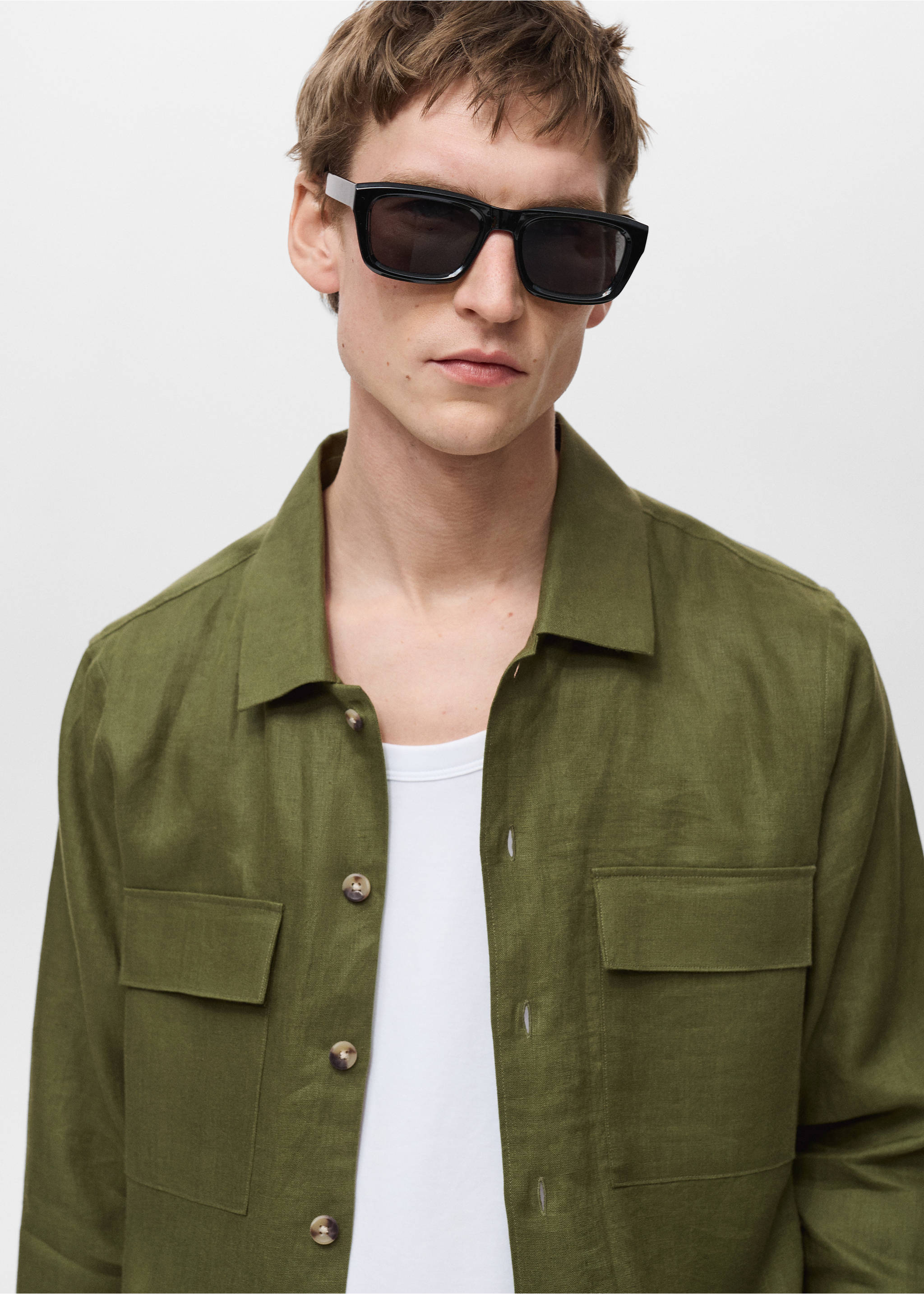 Overshirt mit Taschen aus 100 % Leinen - Detail des Artikels 1, Grün. Ref: 87045933-00.