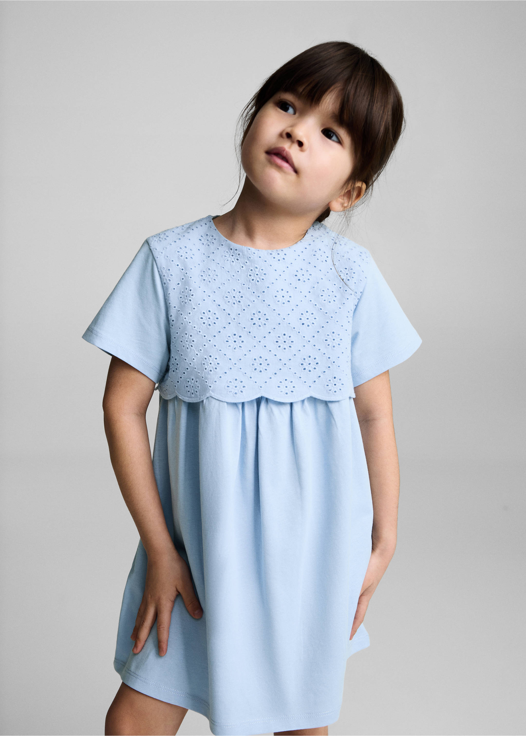 Robe brodée coton - Plan moyen, Bleu. Ref: 87045948-00.