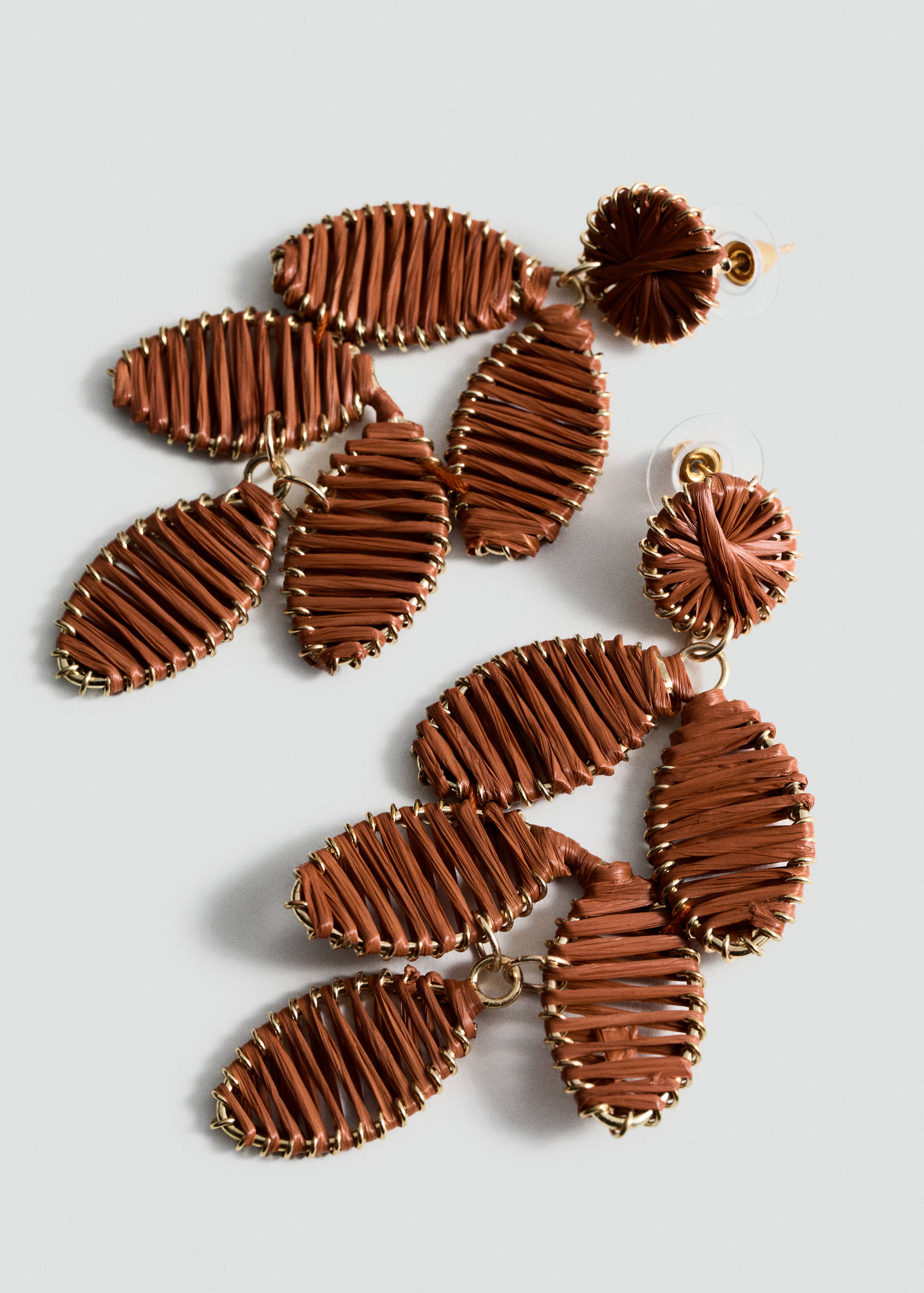 Μακριά σκουλαρίκια με λουλουδάτο σχέδιο - Μεσαίο πλάνο