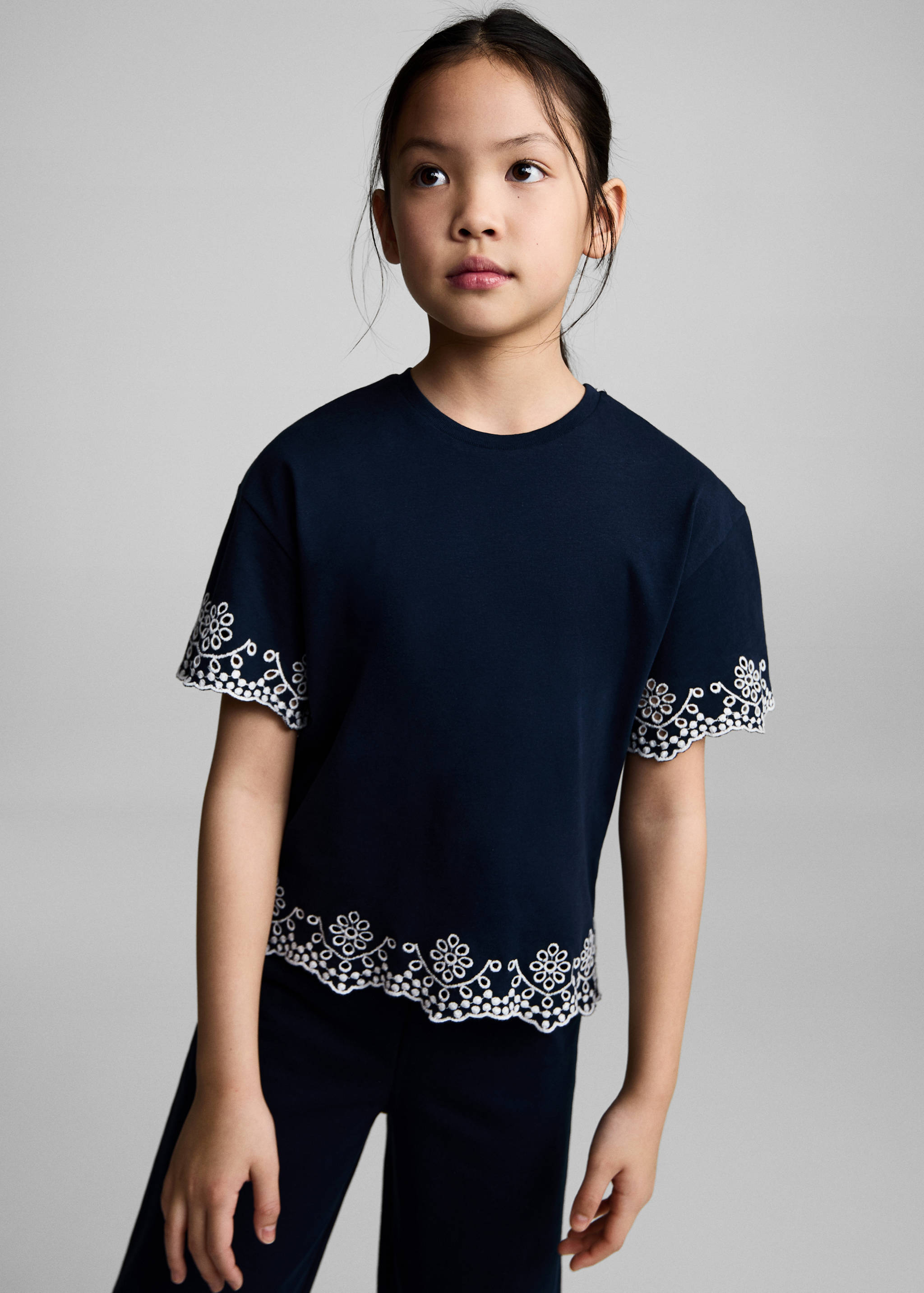 Camiseta detalles bordados - Plano medio