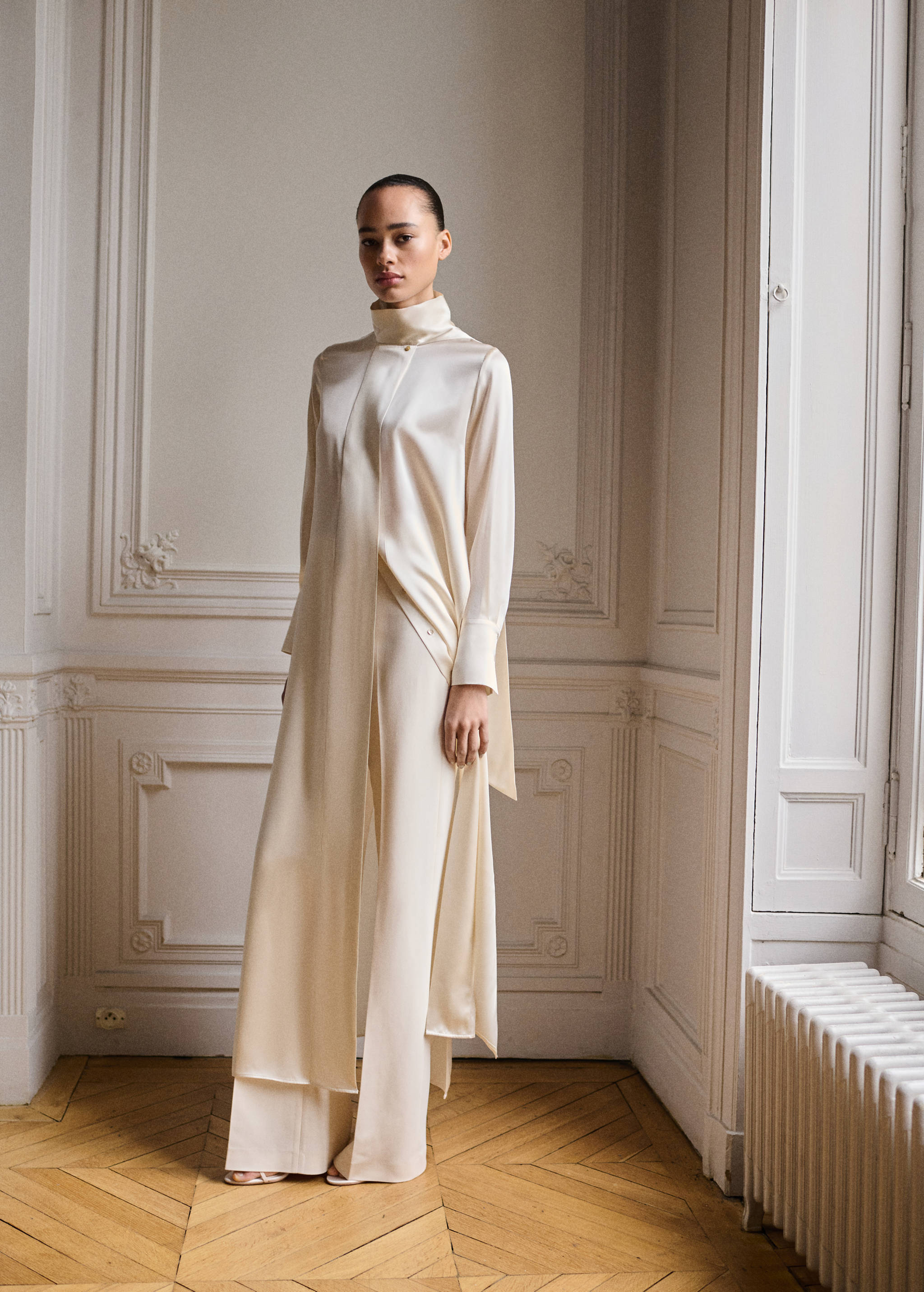 Robe en soie style cape et col à nœud - Plan général