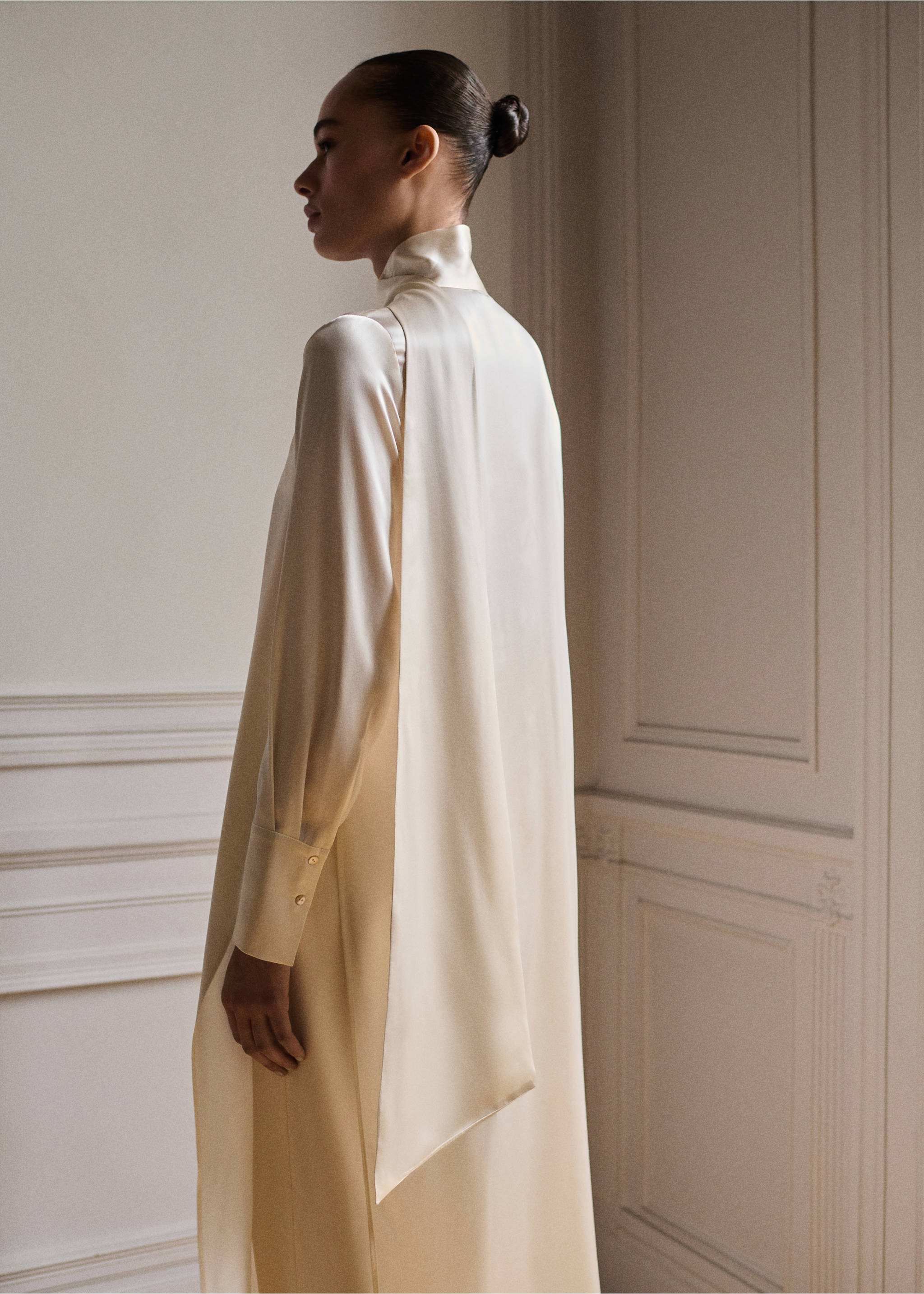 Cream silk shirt with high neck and long back drape, back view., Ecru. Ref: 87045969-00.