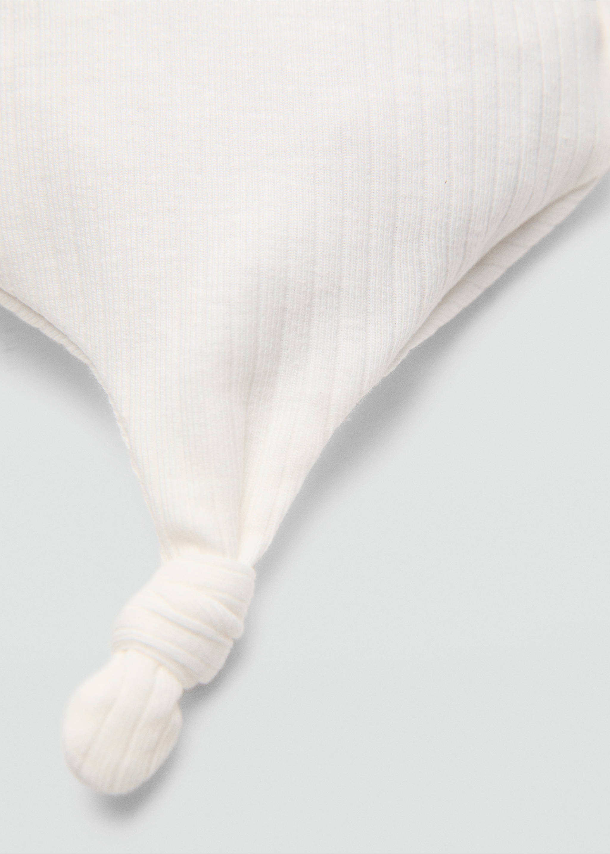 Šešir s detaljem čvora - Prikaz srednjeg dijela, Bjeličasta. Ref: 87045983-00.