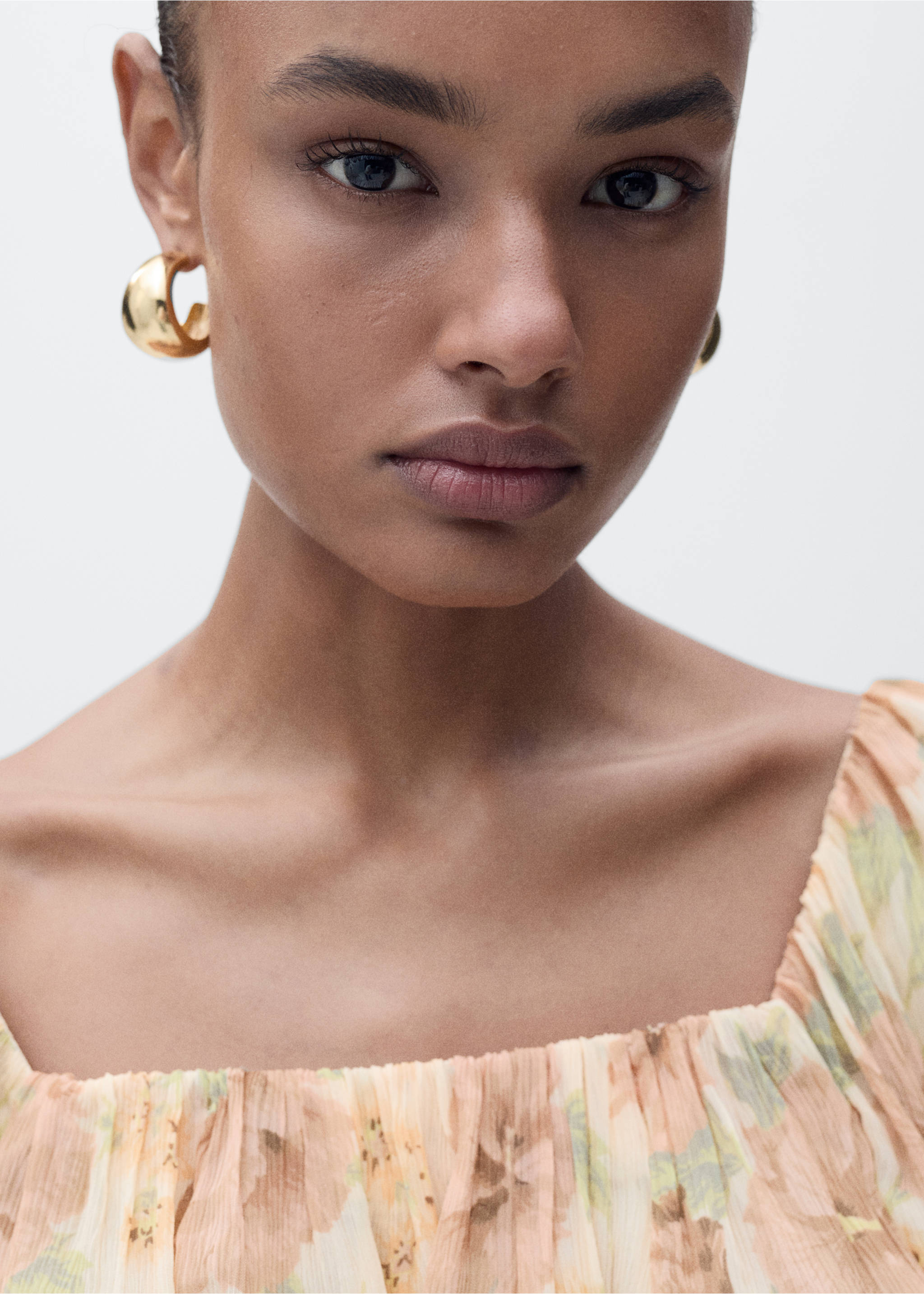 Open-back floral blouse - Details of the article 1, Ecru. Ref: 87045994-00.