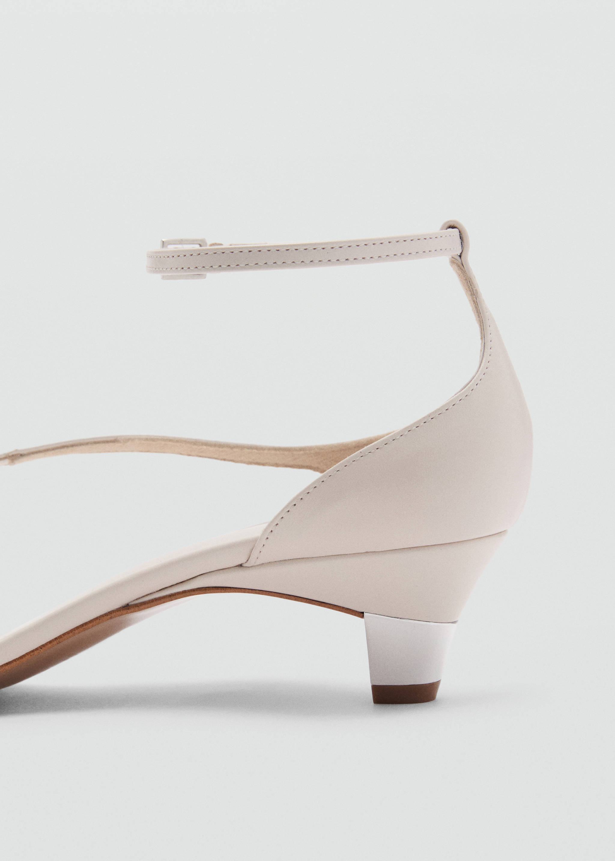 Leather sandals with a wide strap - Details of the article 2