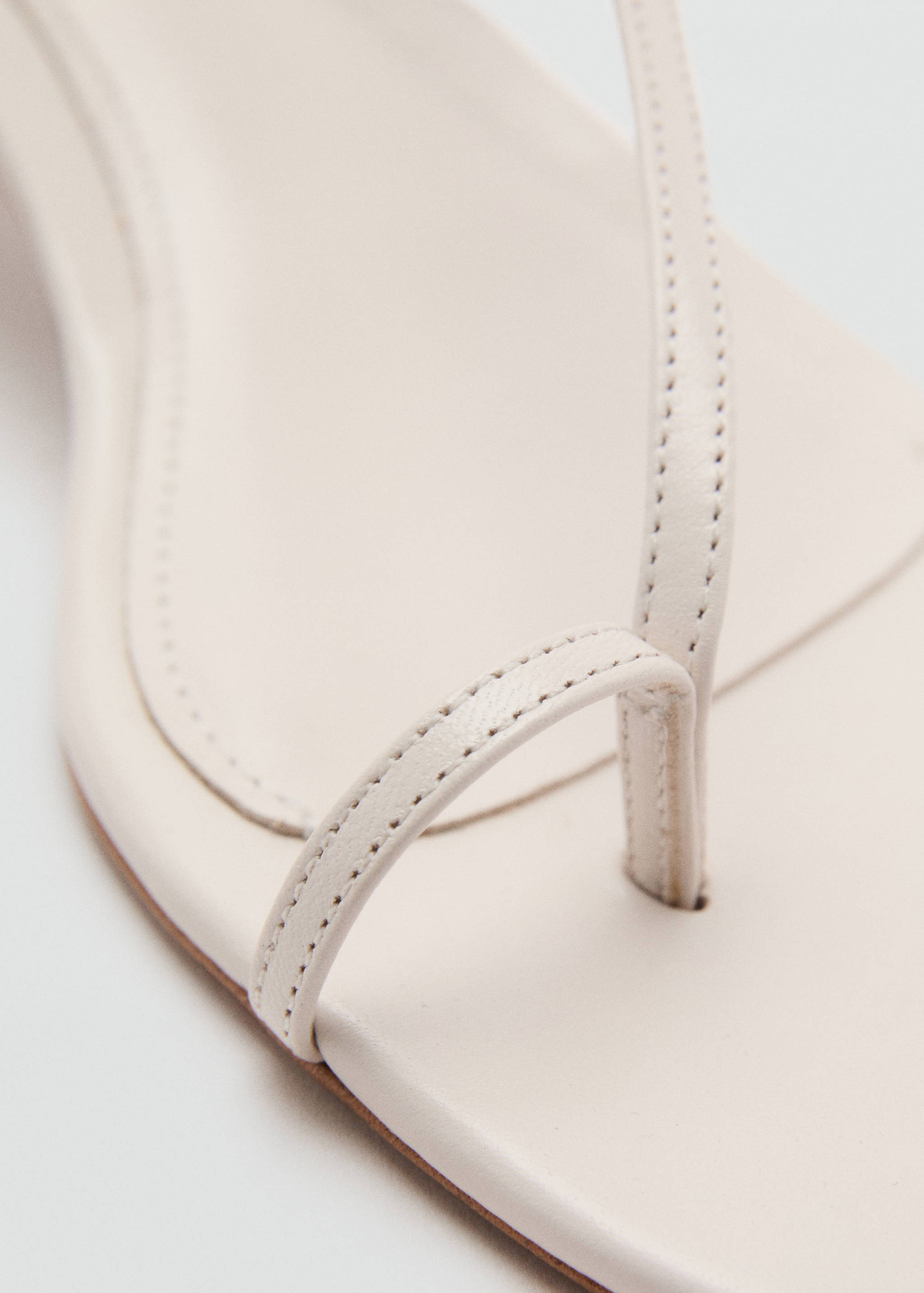 Leather sandals with a wide strap - Details of the article 3