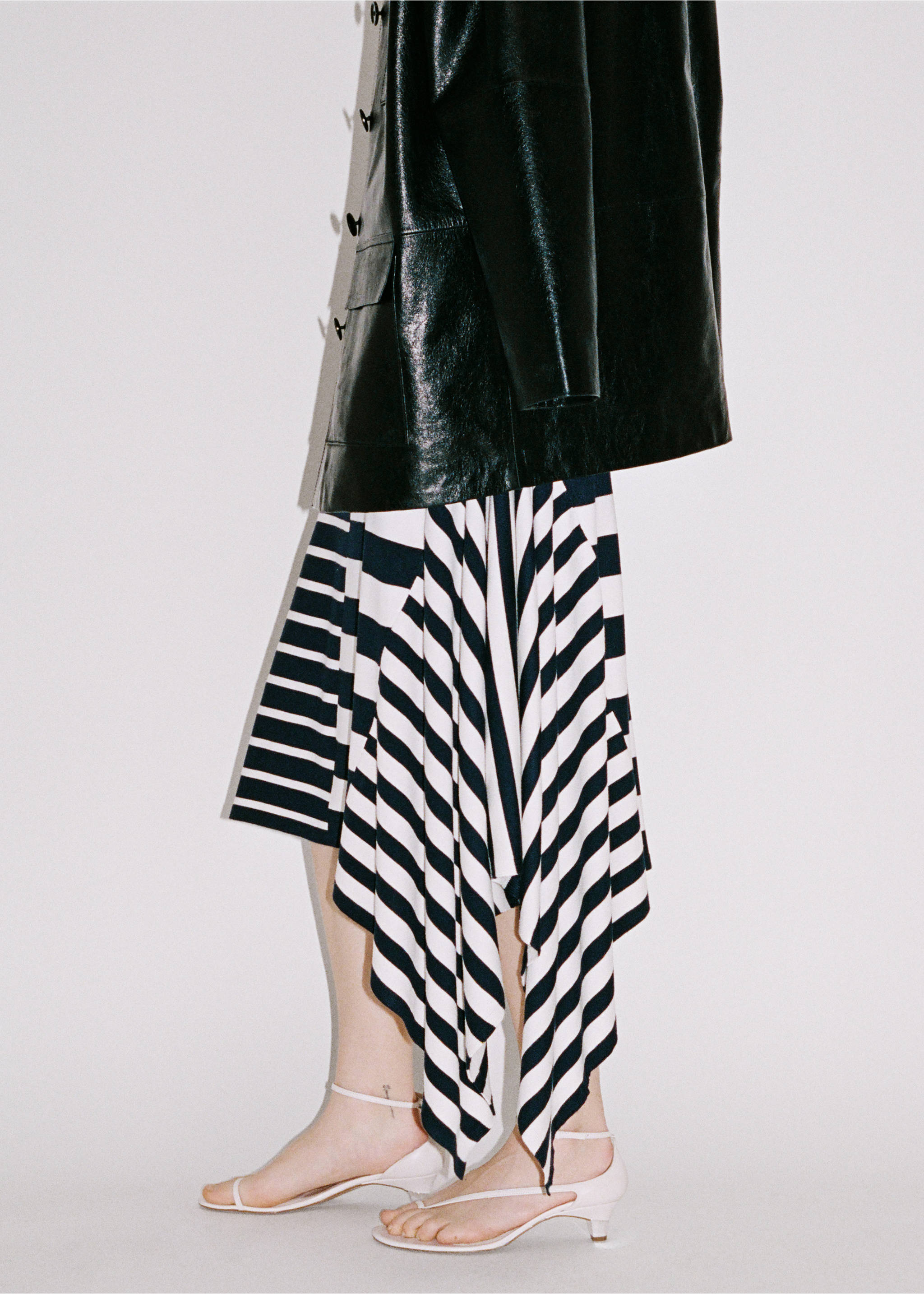 Leather sandals with a wide strap - Details of the article 9, Ecru. Ref: 87045995-00.