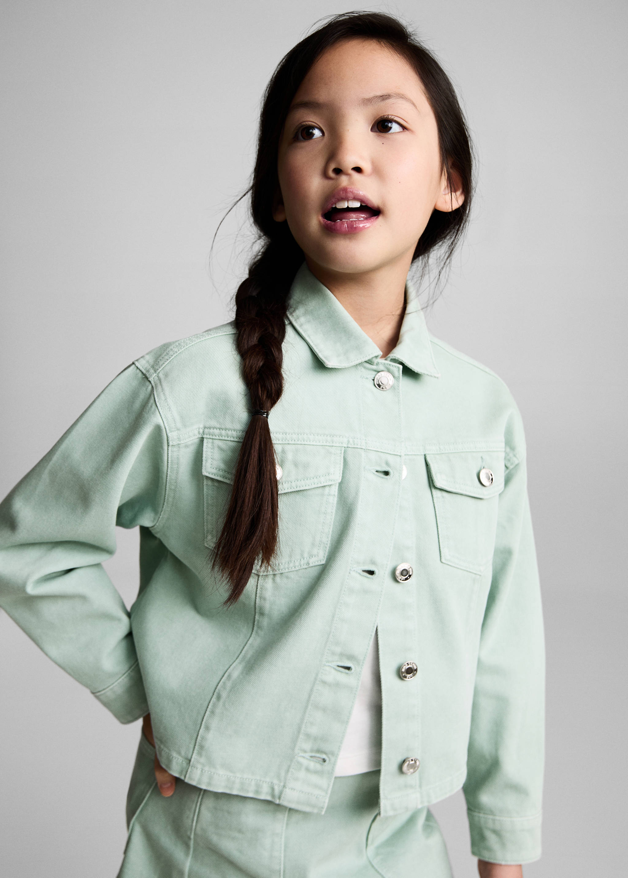 Jeansjacke mit Taschen - Mittlere Ansicht