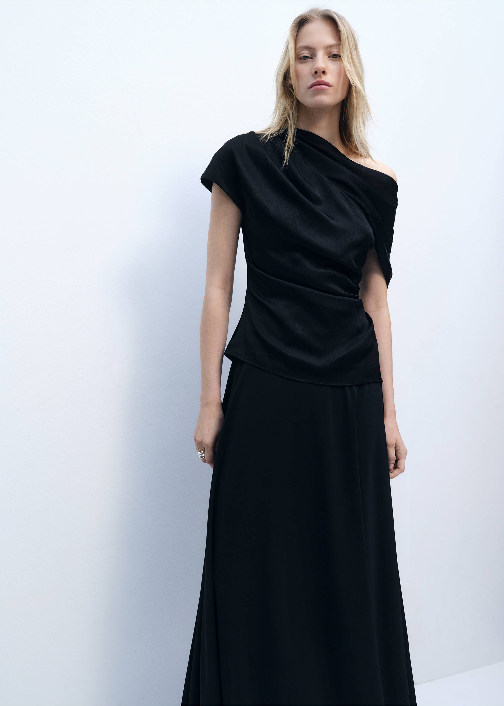 Short-sleeved draped blouse - Medium plane, Black. Ref: 87046374-00.