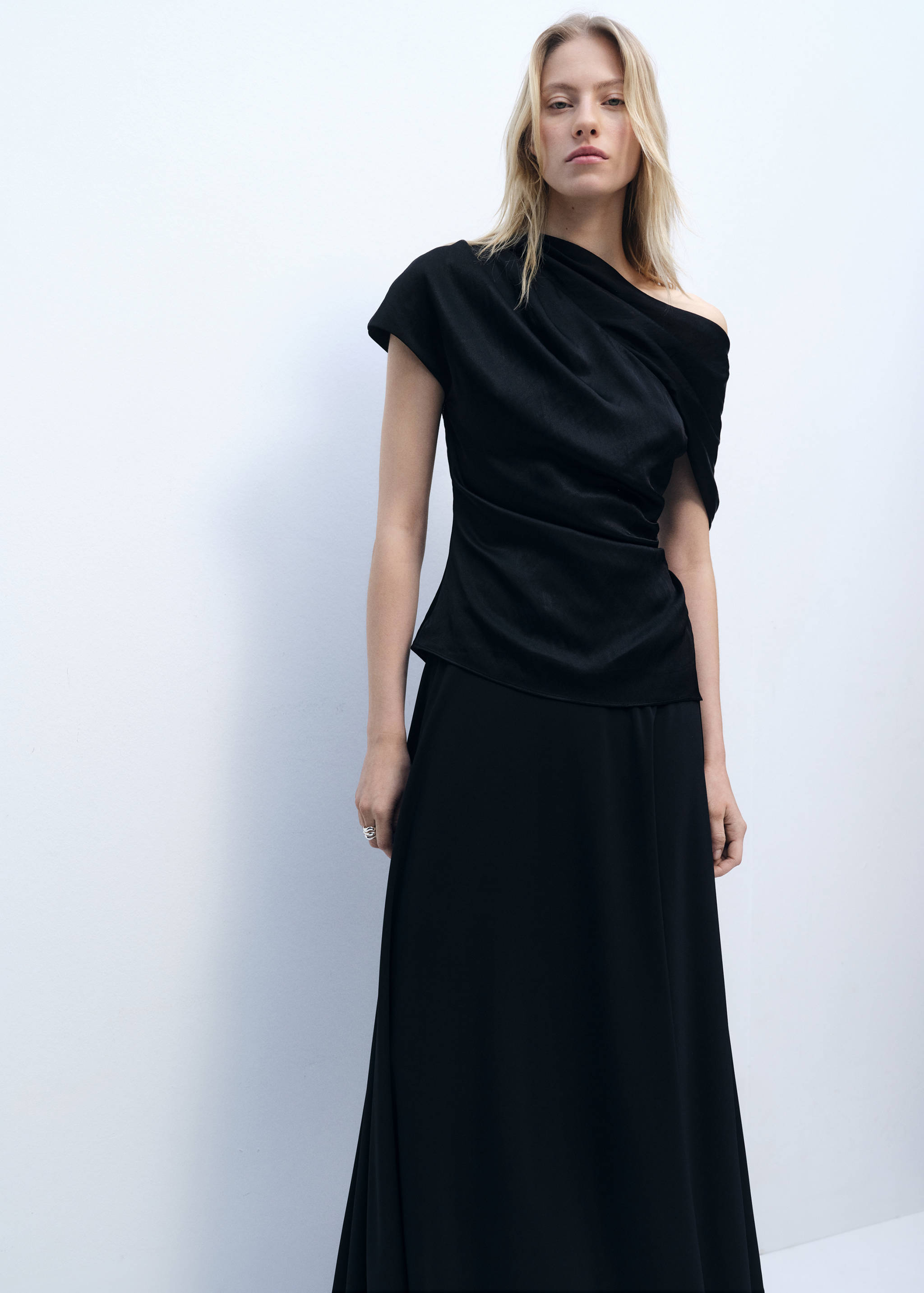 Draperad kortärmad blus - Bild av mittparti