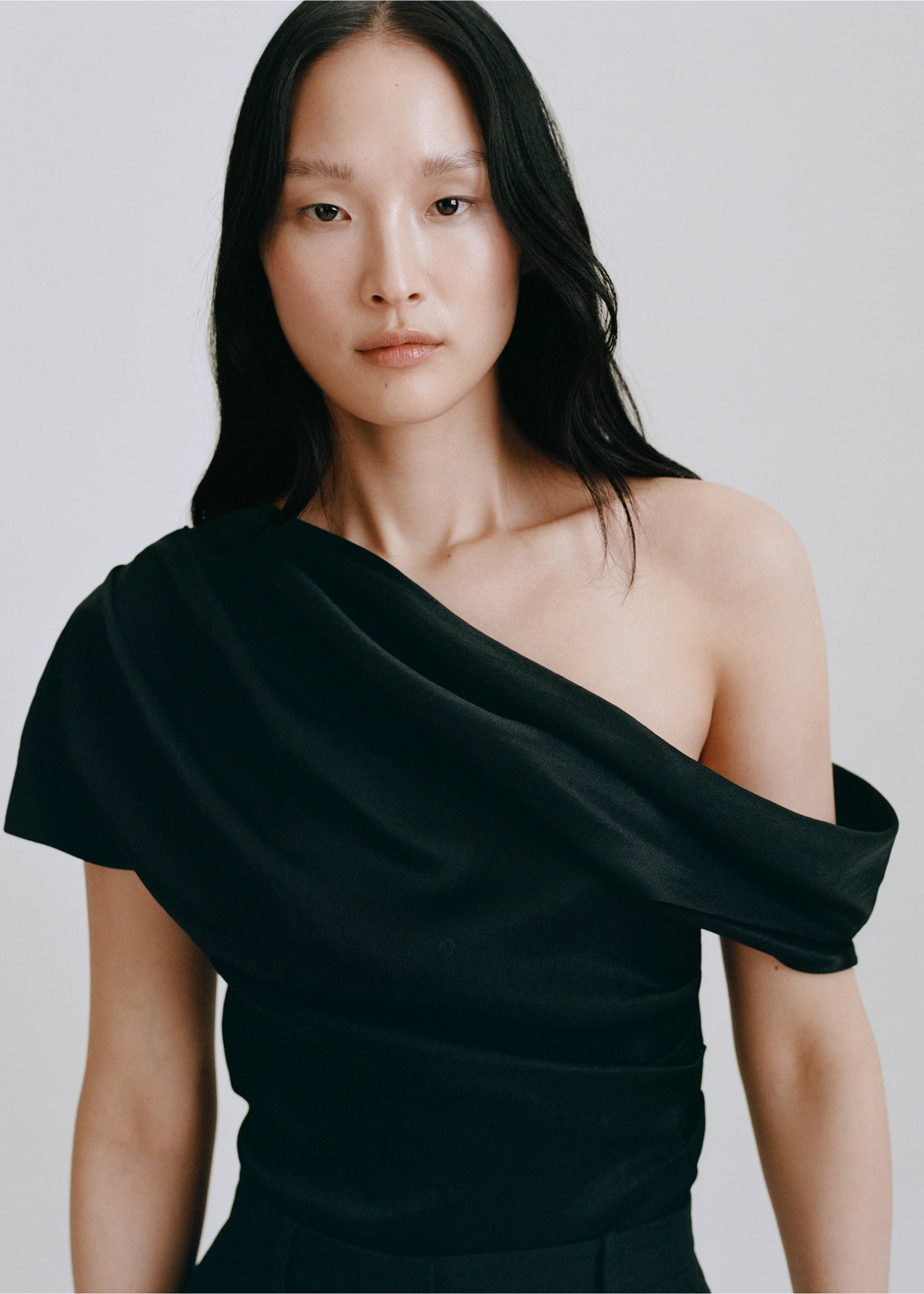 Short-sleeved draped blouse - Details of the article 6, Black. Ref: 87046374-00.