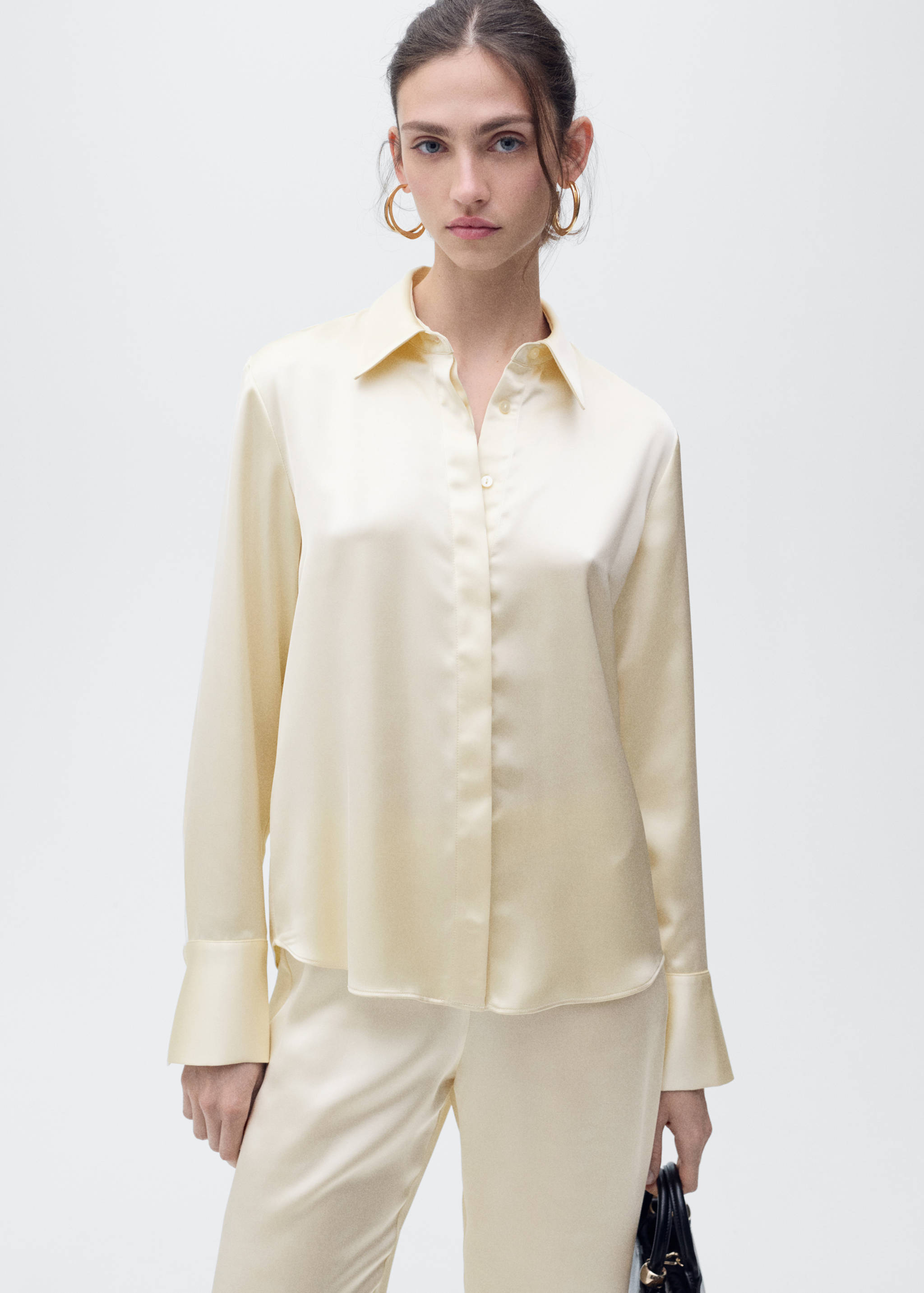 Chemise satinée boutons dissimulés - Plan moyen