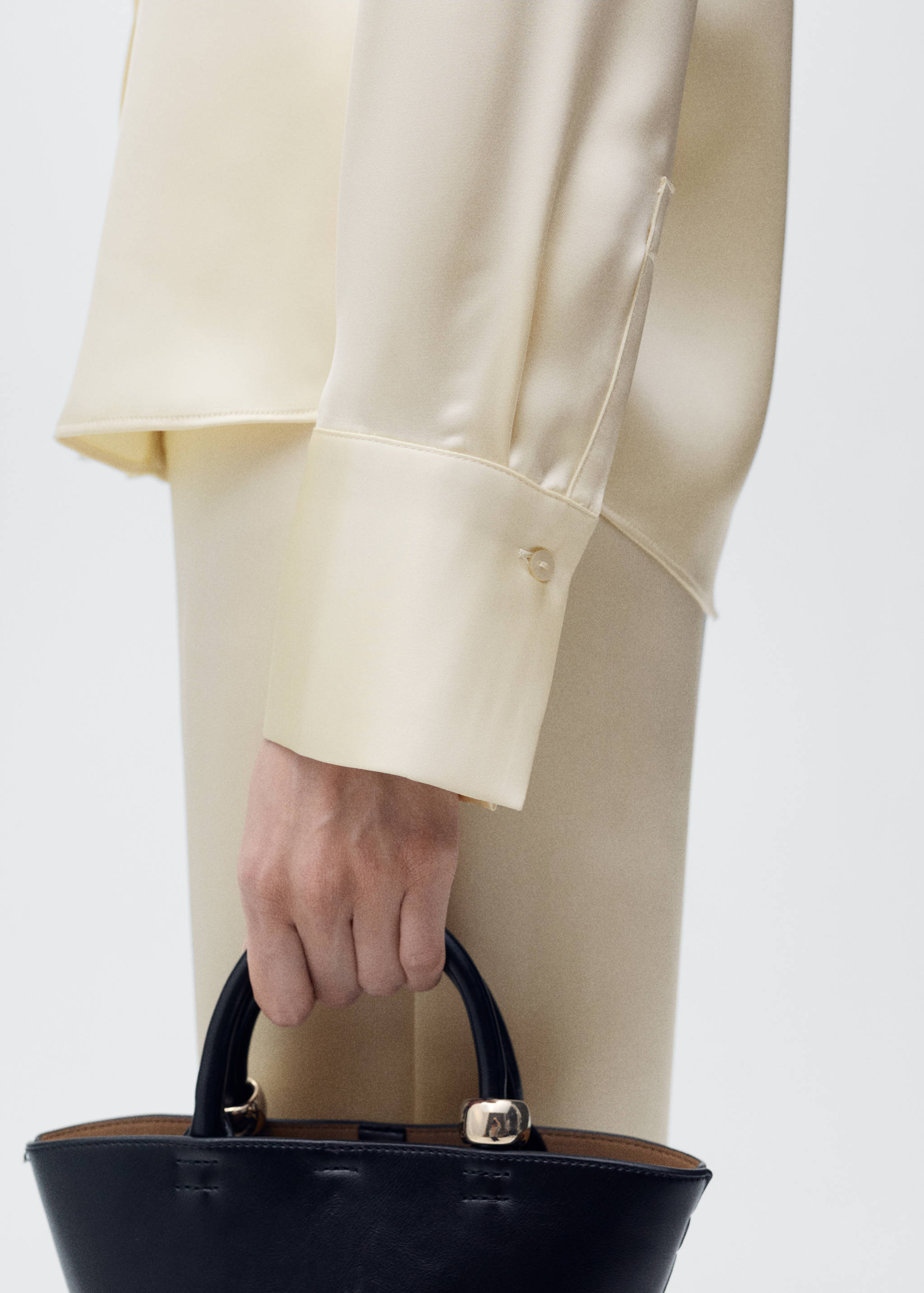 Chemise satinée boutons dissimulés - Détail de l'article 6