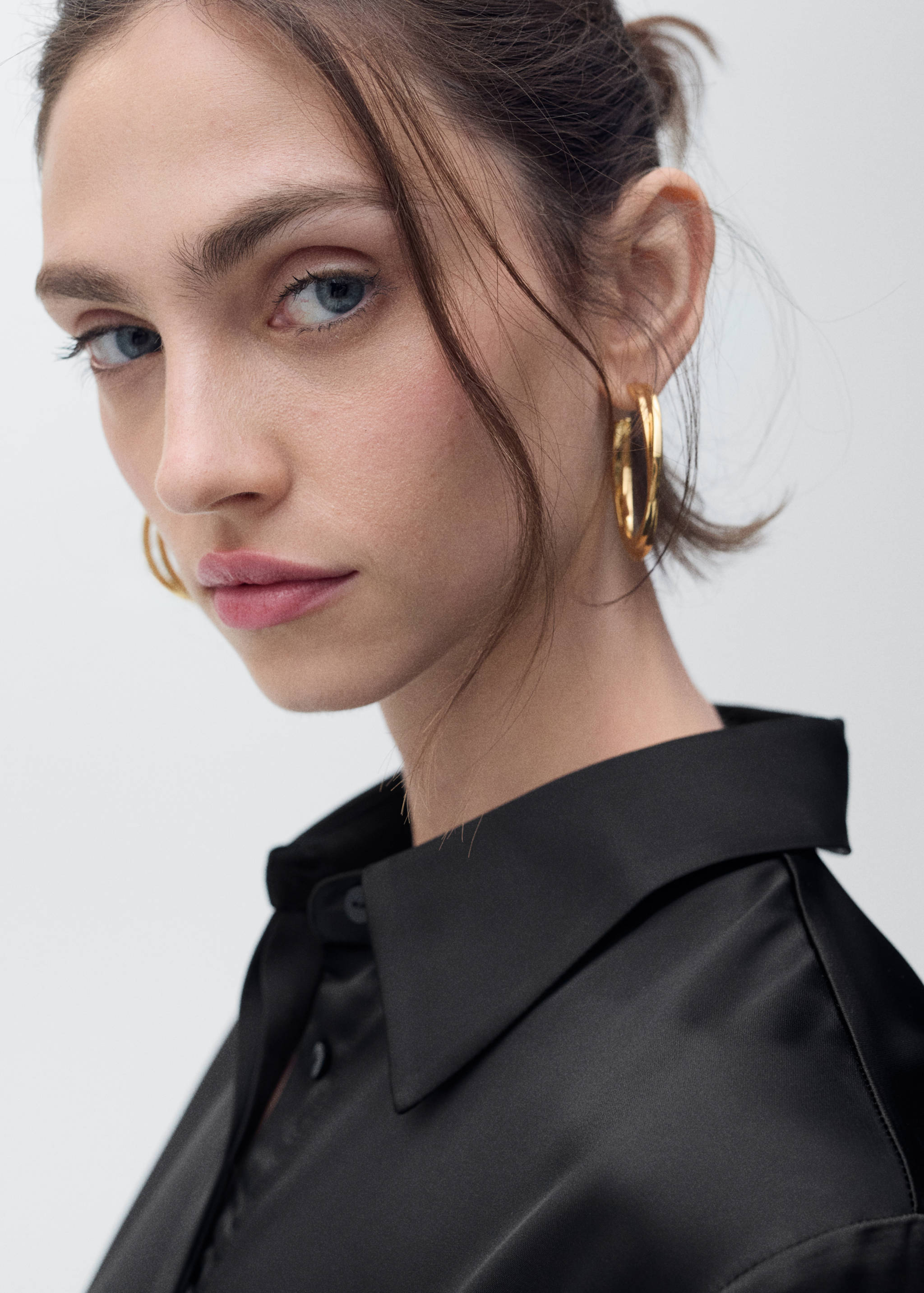 Satin shirt with hidden buttons - Details of the article 1