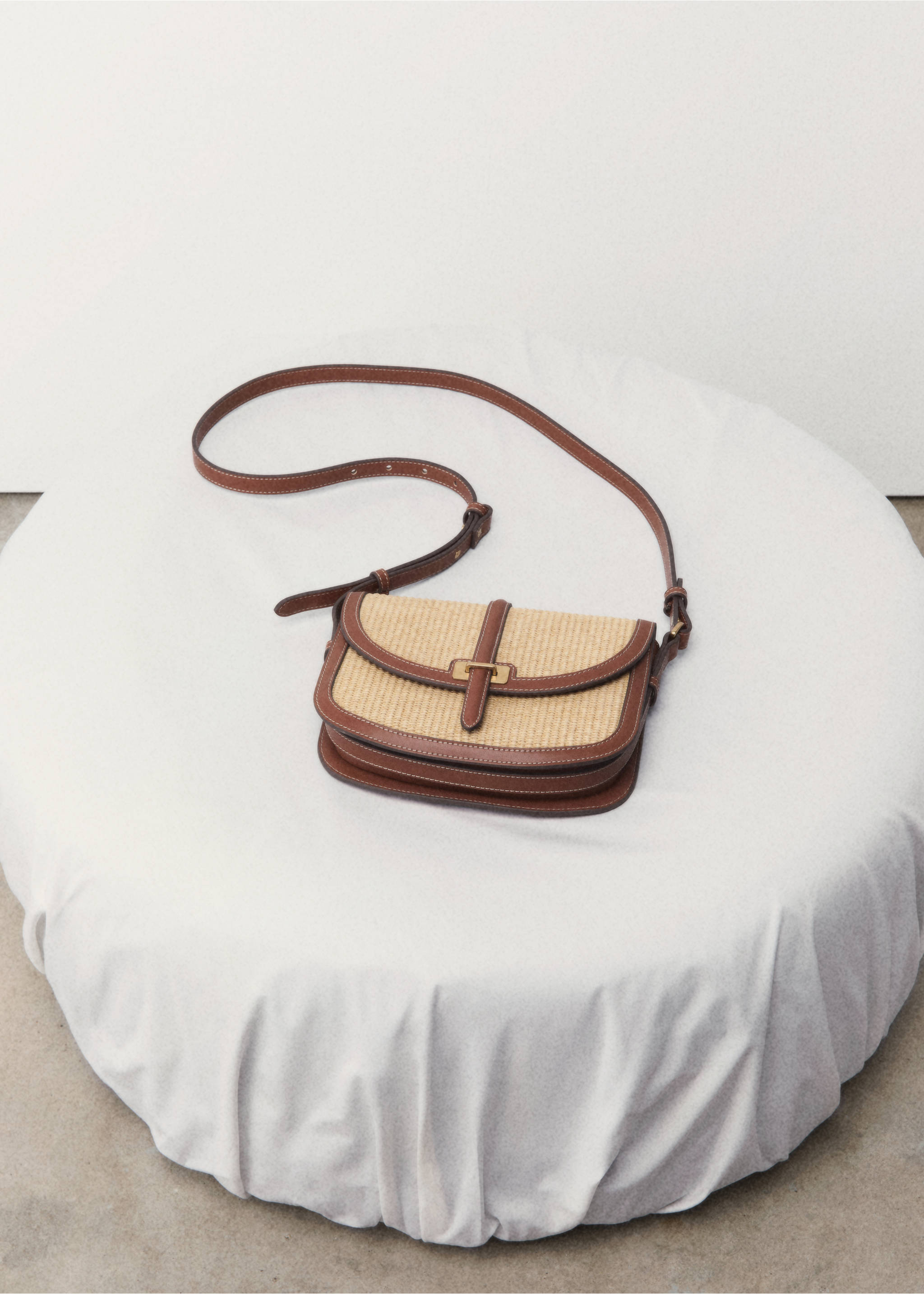 Bolso bandolera efecto rafia - Plano general, Cuero. Ref: 87046714-00.