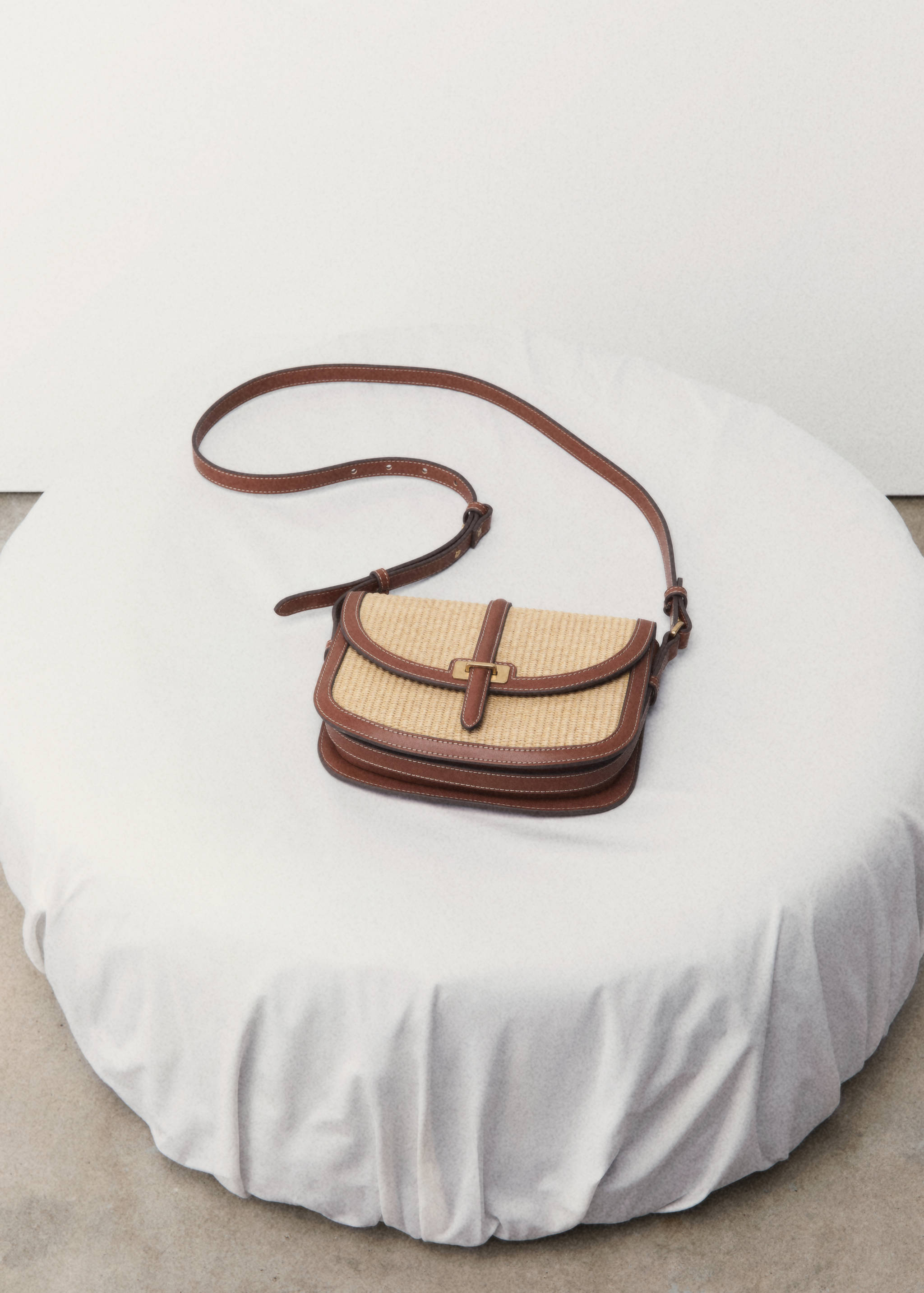 Bolso bandolera efecto rafia - Plano general
