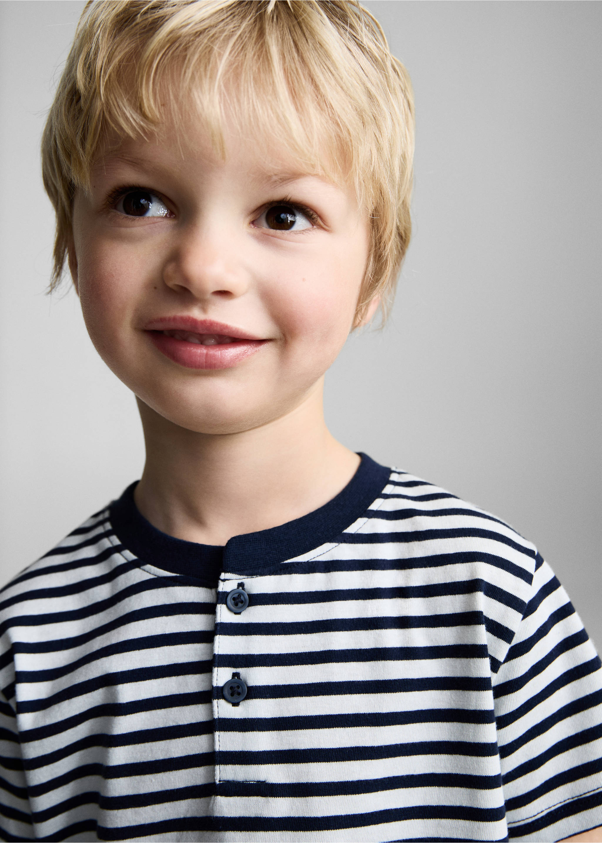 Gestreiftes T-Shirt mit Knöpfen - Detail des Artikels 1, Marineblau. Ref: 87046719-00.