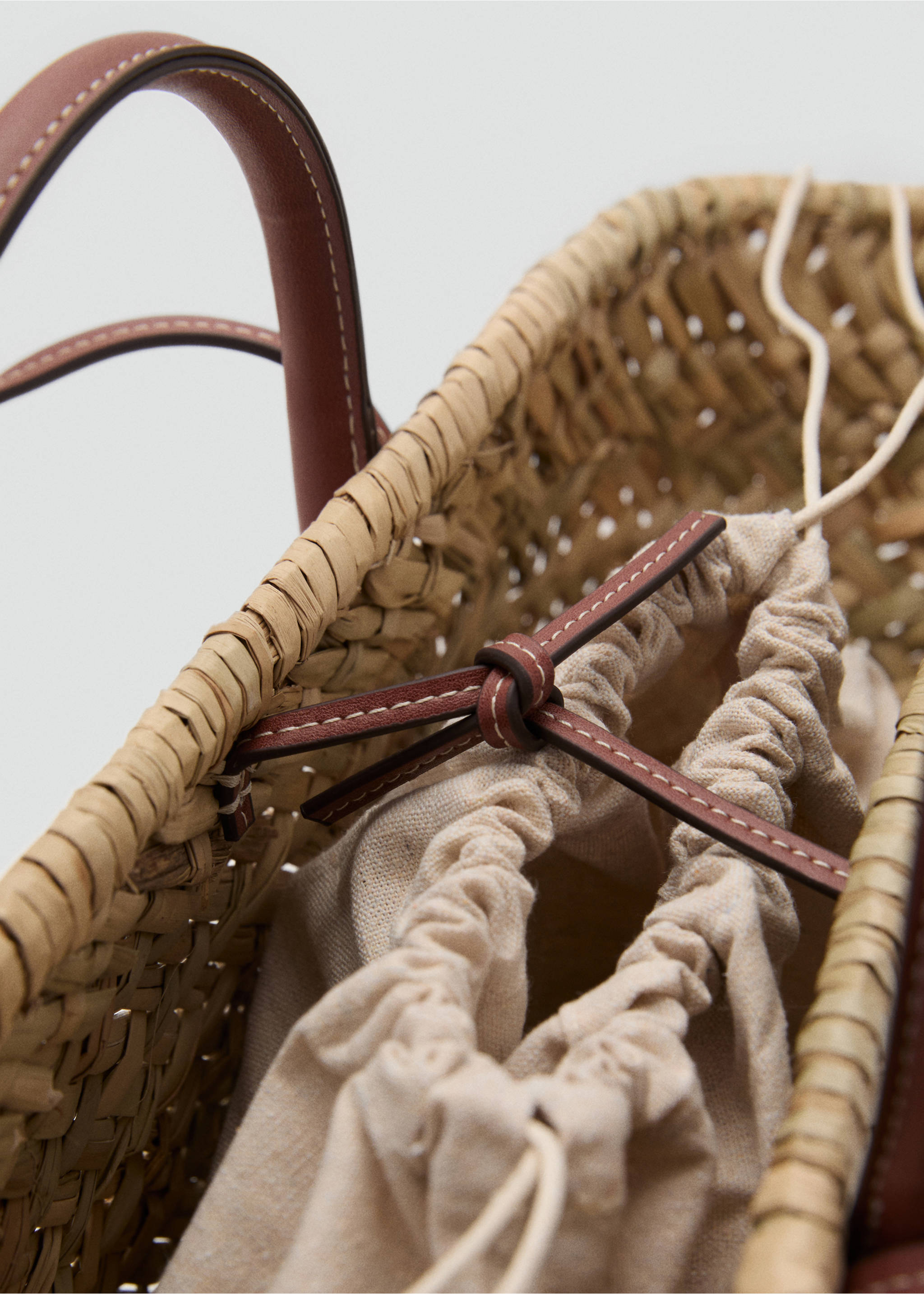 Large double-handle natural fiber basket - Details of the article 3, Leather. Ref: 87047161-00.