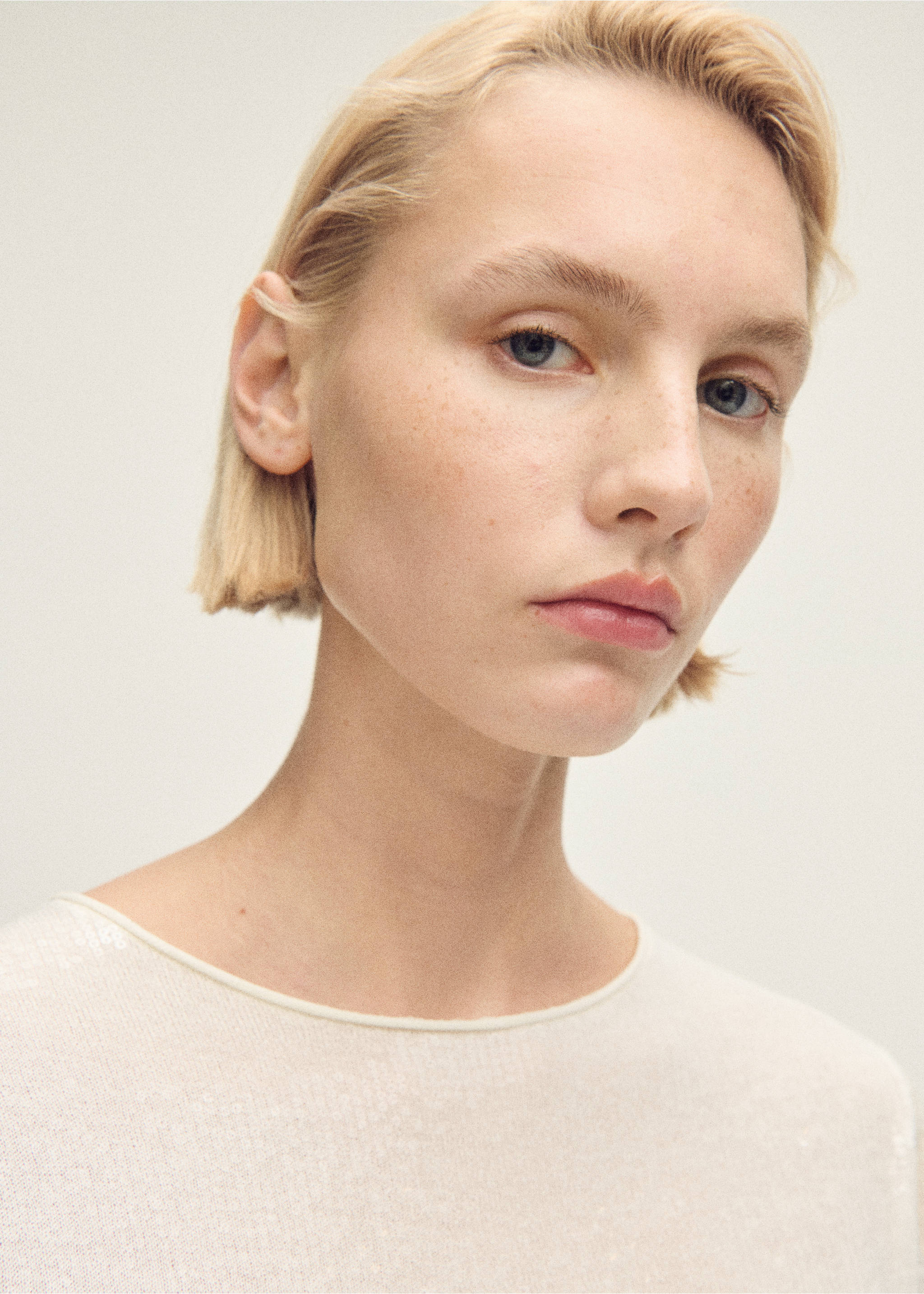 Short-sleeved sequin knitted sweater - Details of the article 1, Vanilla. Ref: 87047190-00.