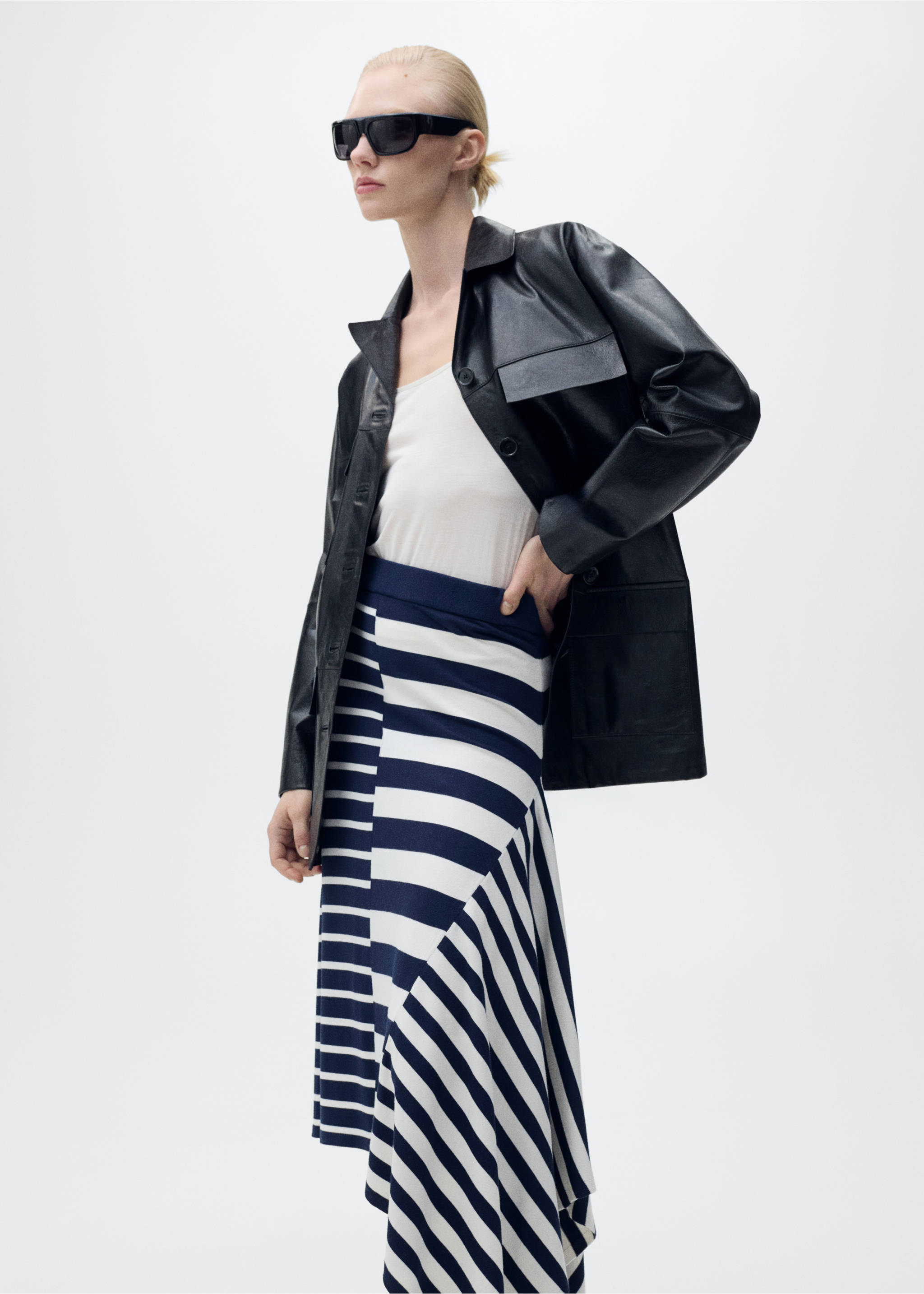 Asymmetrical striped knit skirt - Details of the article 6, Dark Navy. Ref: 87047192-00.