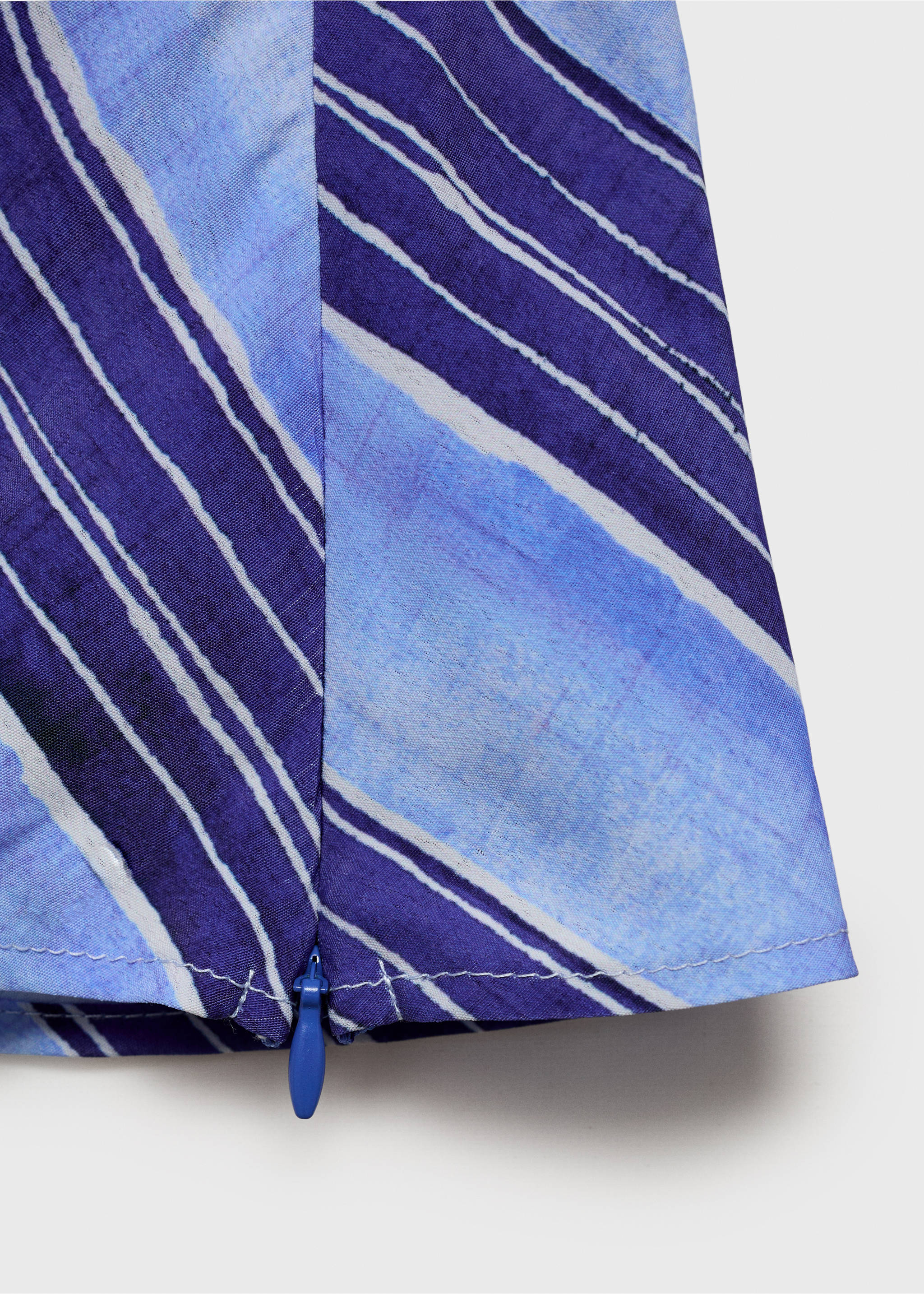 Asymmetrische Bluse mit Streifenmuster - Detail des Artikels 0, Himmelblau. Ref: 87047193-00.