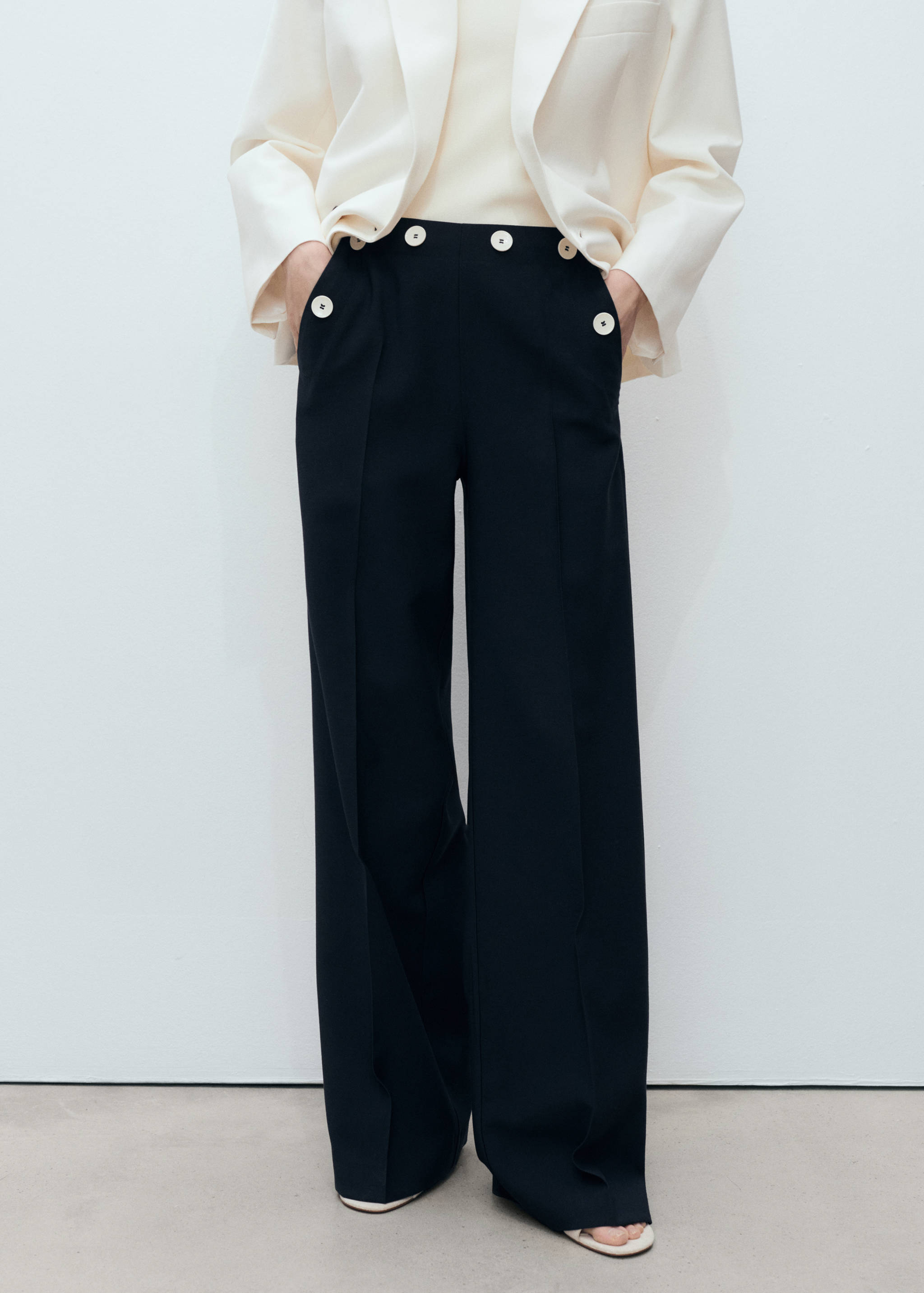 Straight-fit trousers with contrasting buttons - Medium plane