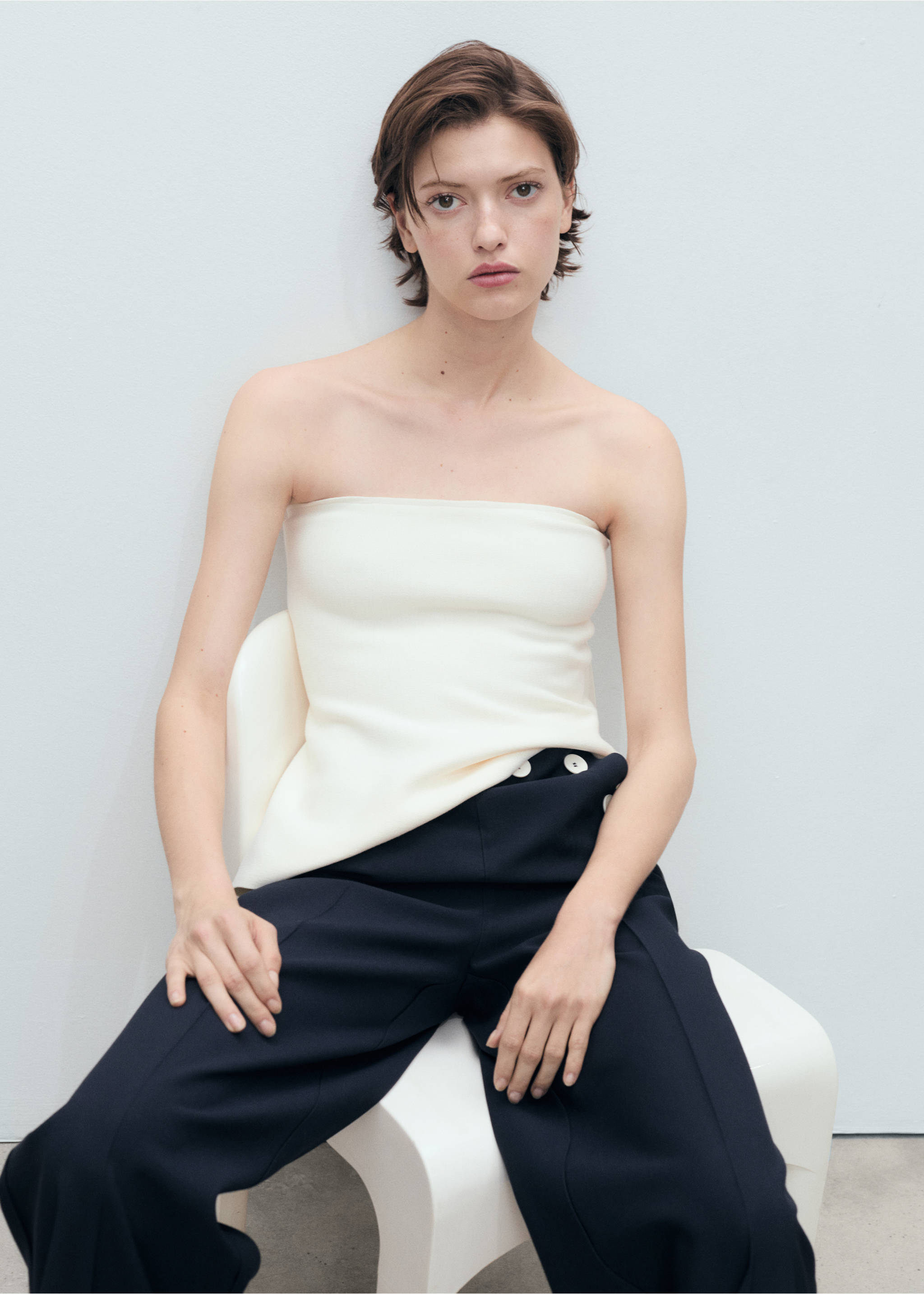 Gerade Hose mit Kontrastknöpfen - Detail des Artikels 1, Marineblau. Ref: 87047196-00.