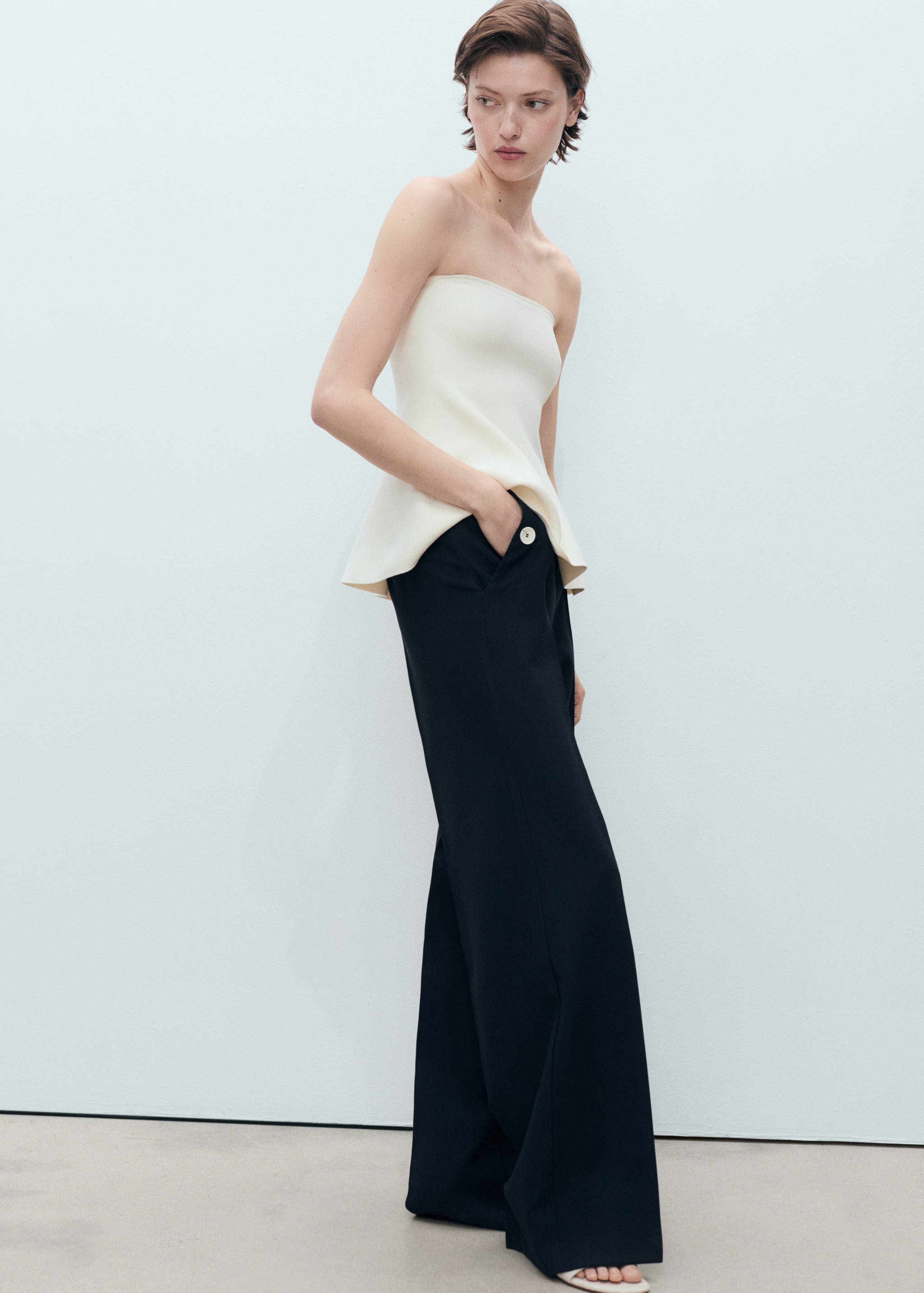 Straight-fit trousers with contrasting buttons - Details of the article 2