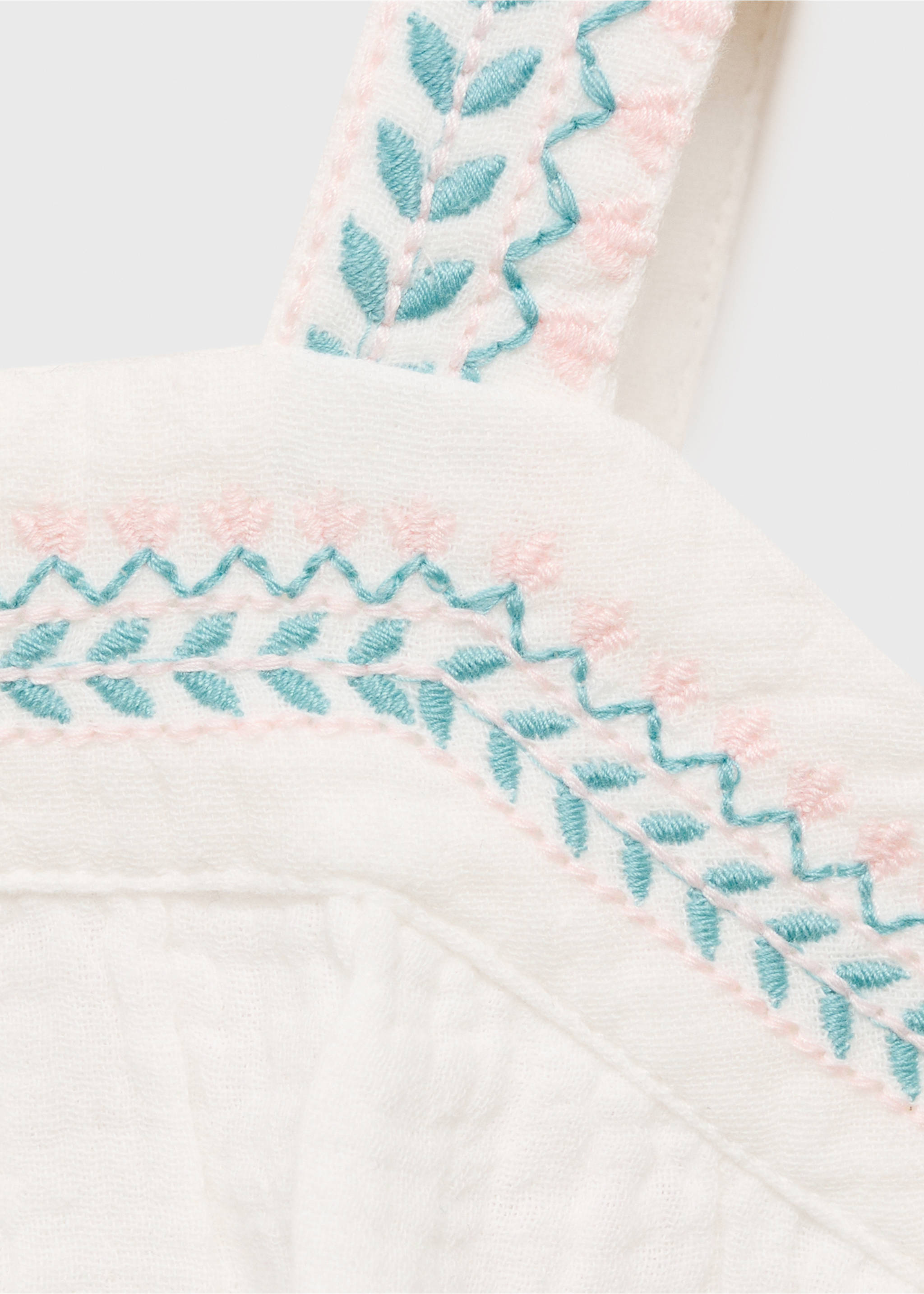 Bestickte Bluse aus Crinkle-Baumwoll-Gaze - Detail des Artikels 8, Weiß. Ref: 87047698-00.