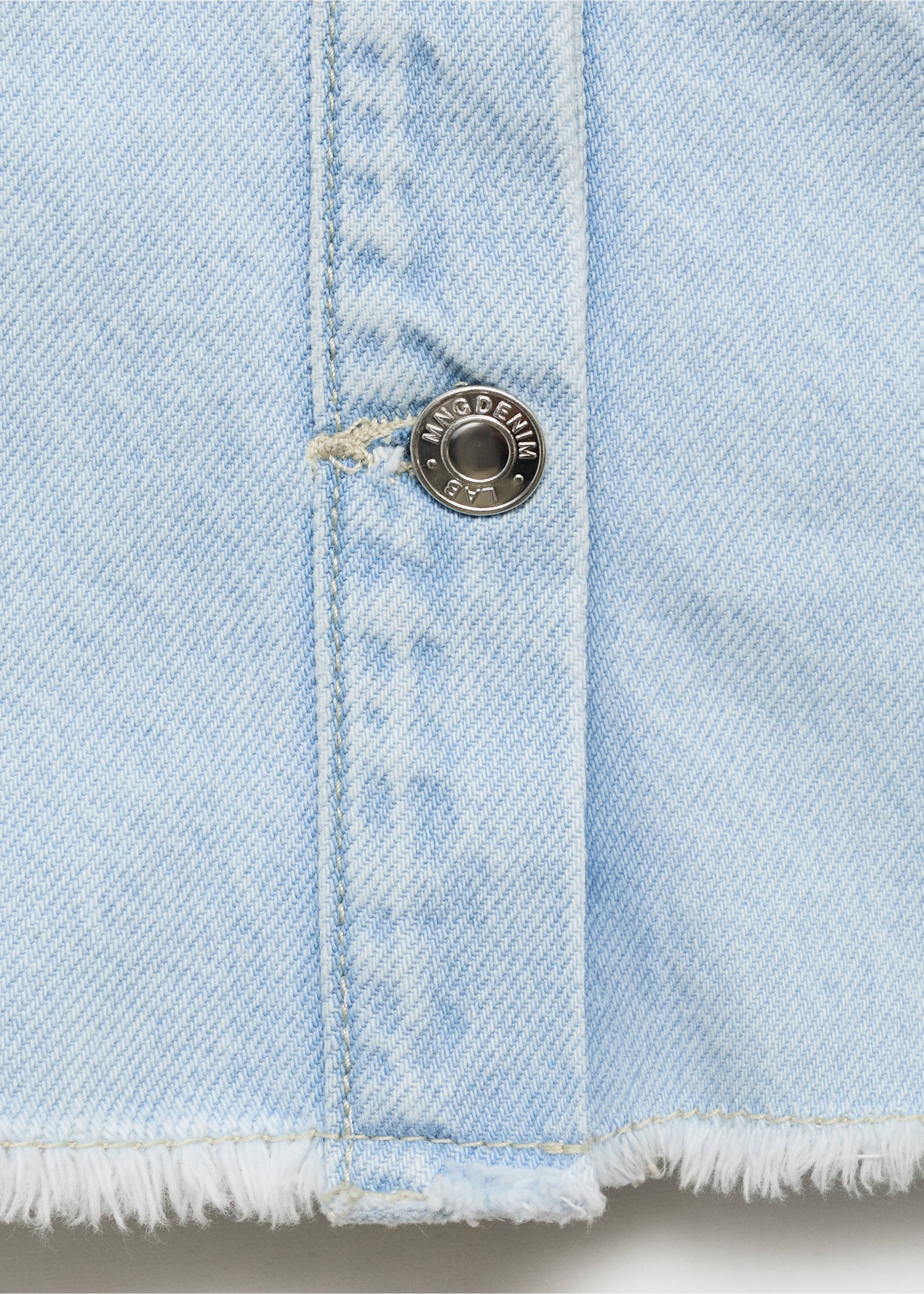 Jeansjacke mit ausgefranstem Saum - Detail des Artikels 0, Hellblau. Ref: 87047701-00.