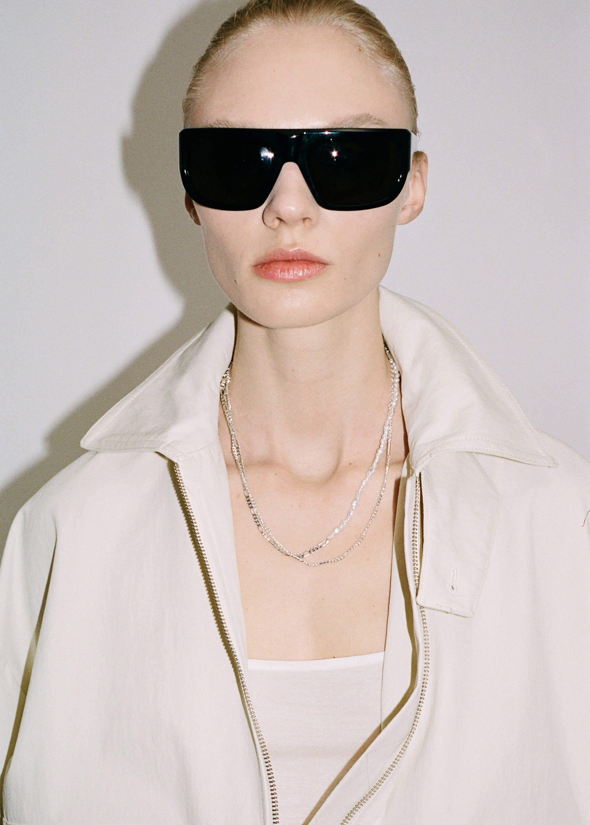 Colar duplo de corrente com pérolas - Plano geral