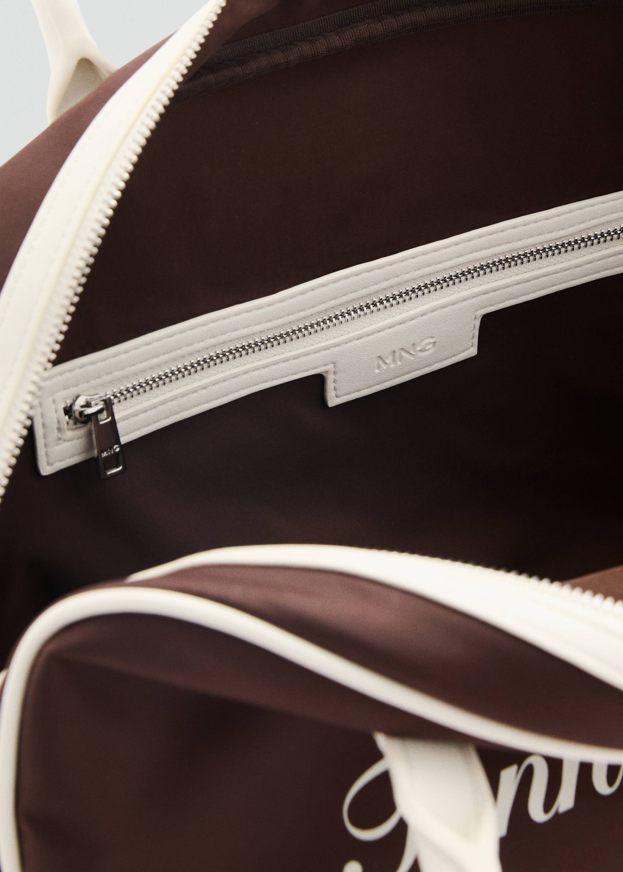 Contrast shoulder bag with printed message - Details of the article 4