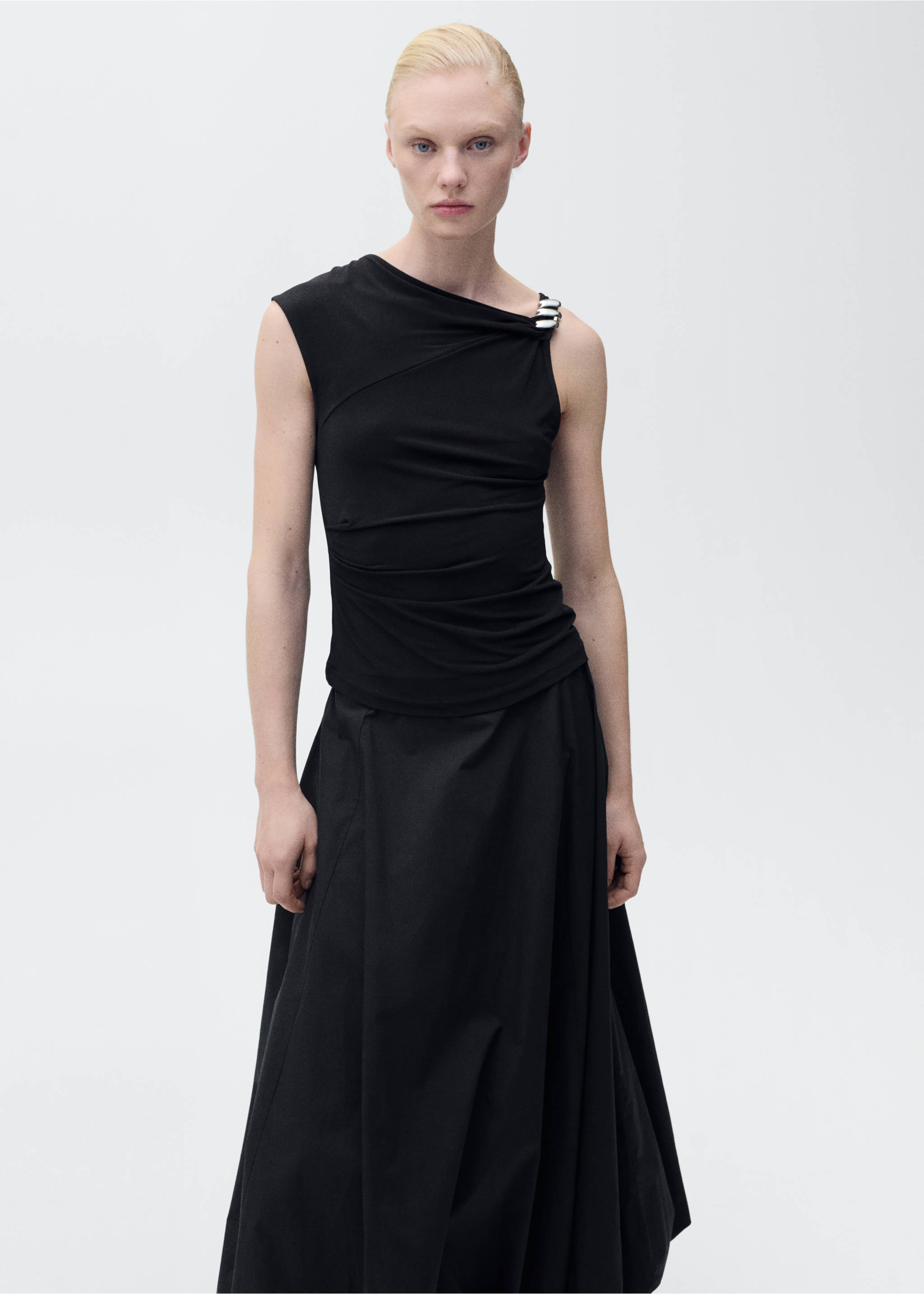 Asymmetrical top with metallic appliqué - Medium plane, Black. Ref: 87047716-00.