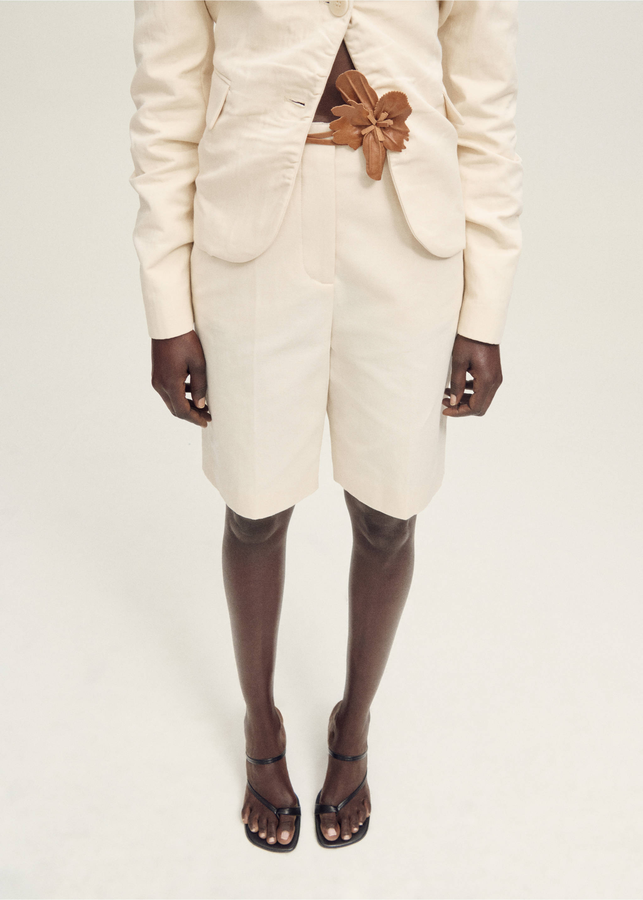 Bermuda de costume lin mélangé - Plan moyen, Écru. Ref: 87047717-00.