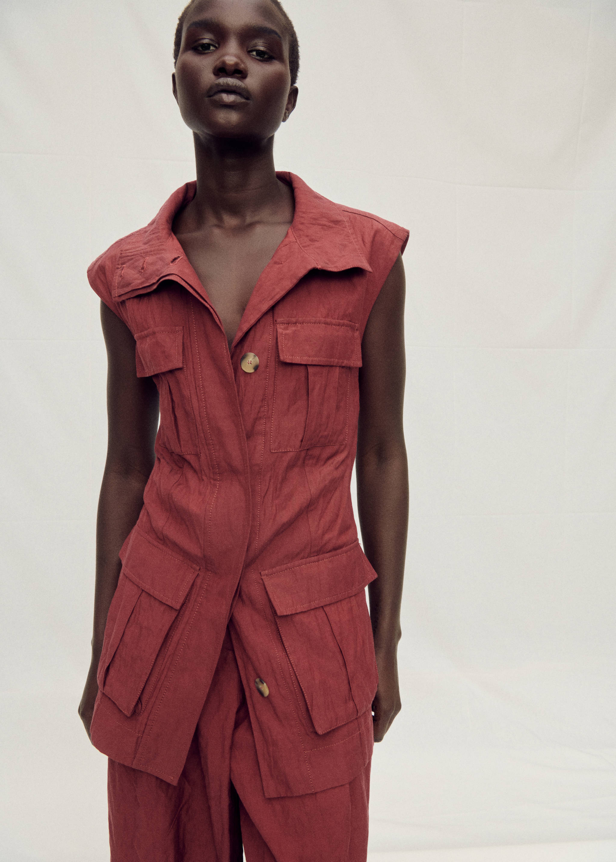 Prsluk za odijelo zgužvanog efekta s džepovima - Prikaz srednjeg dijela