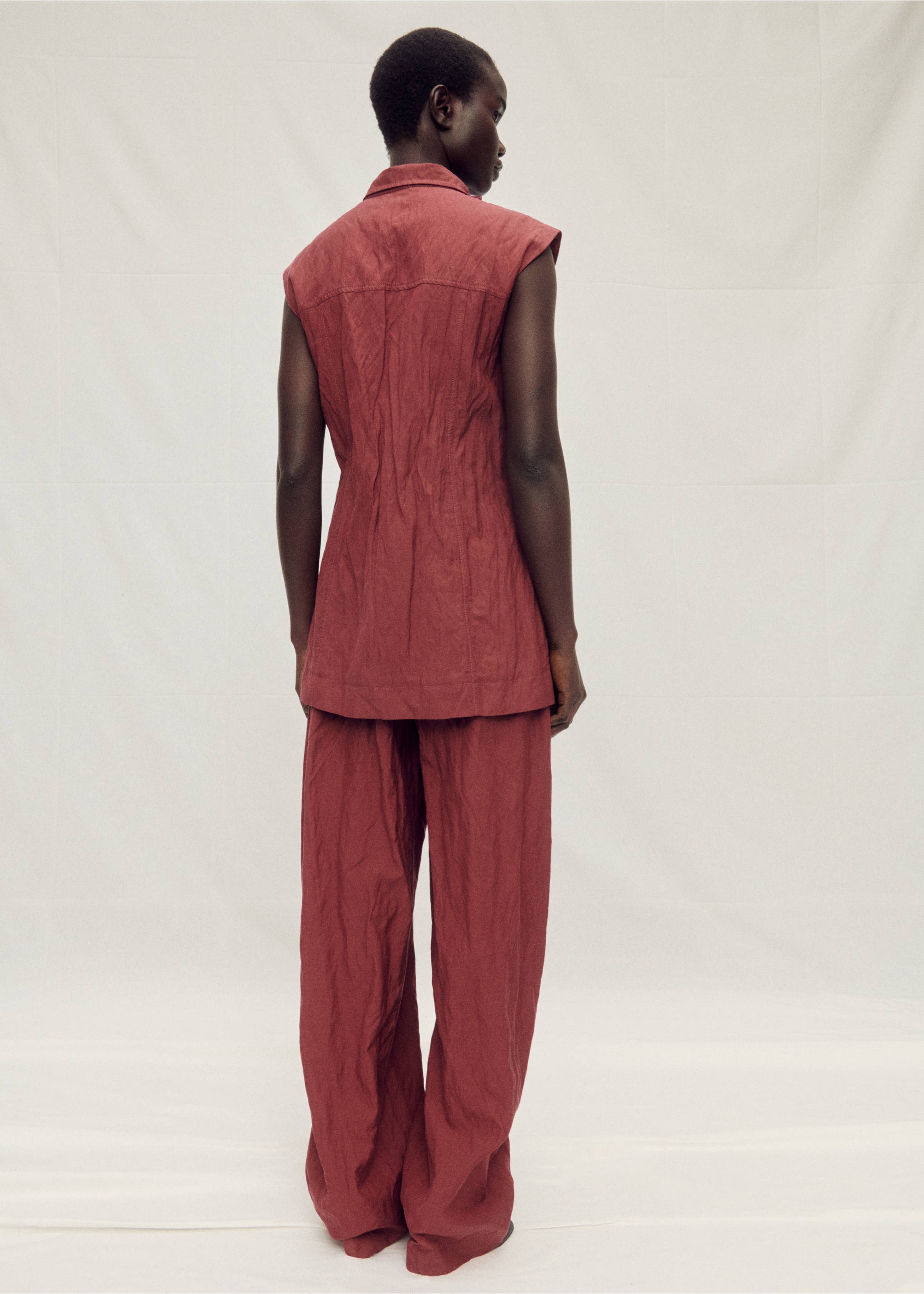 Creased-effect suit waistcoat with pockets - Reverse of the article, Wine. Ref: 87047718-00.