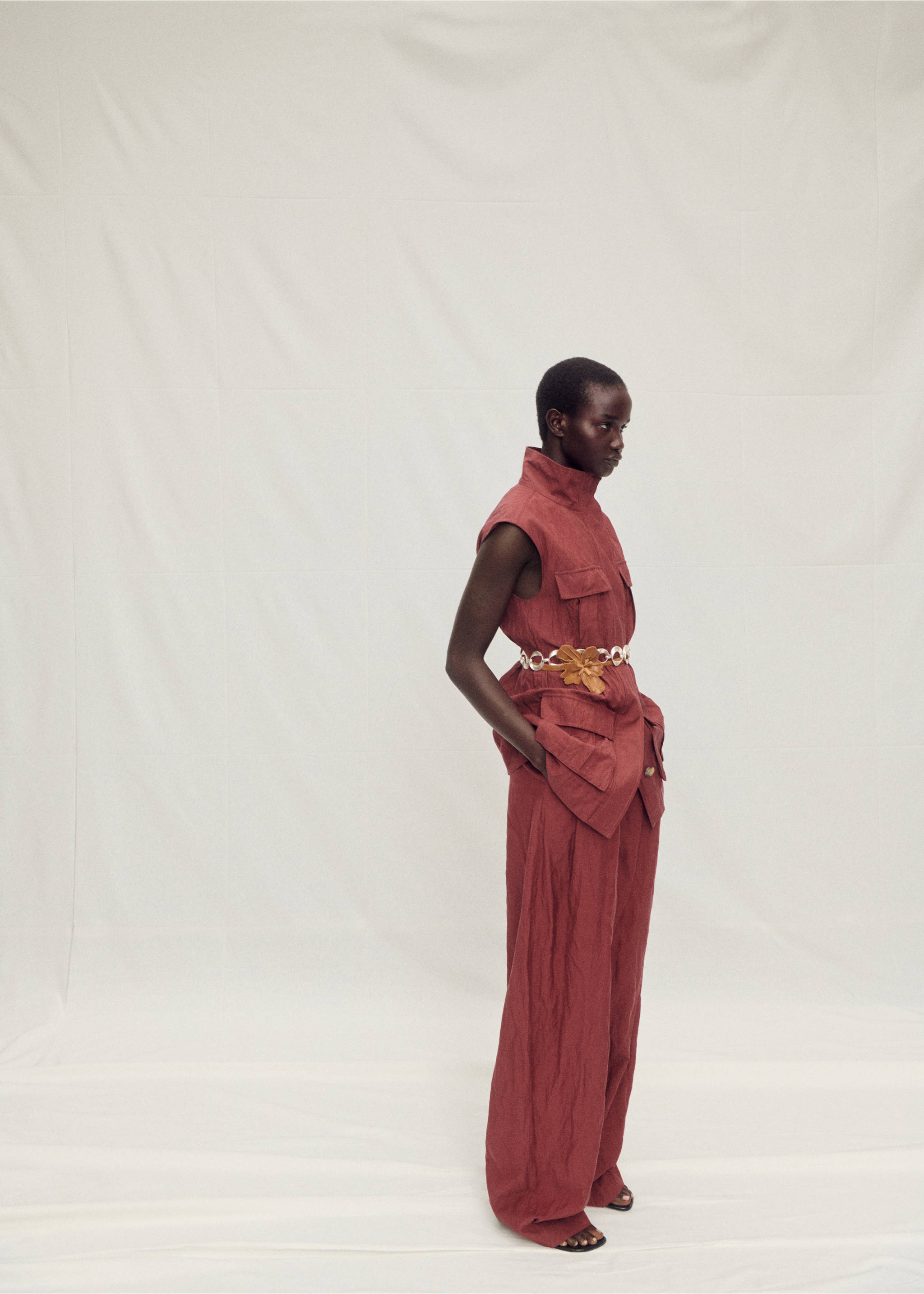 Creased-effect suit waistcoat with pockets - Details of the article 2, Wine. Ref: 87047718-00.