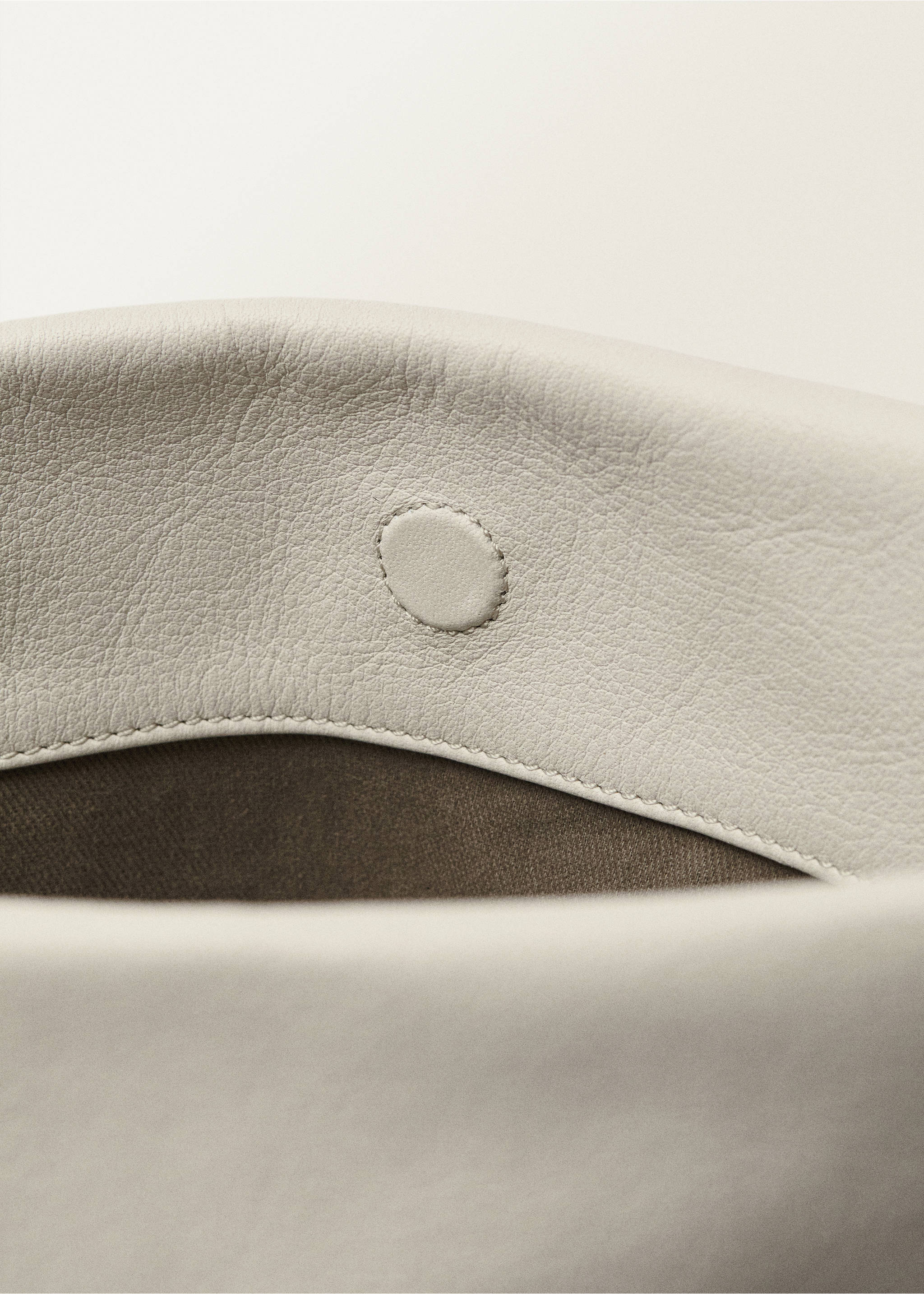 Sac à main en cuir détail fleurs - Détail de l'article 1, Blanc cassé. Ref: 87047719-00.